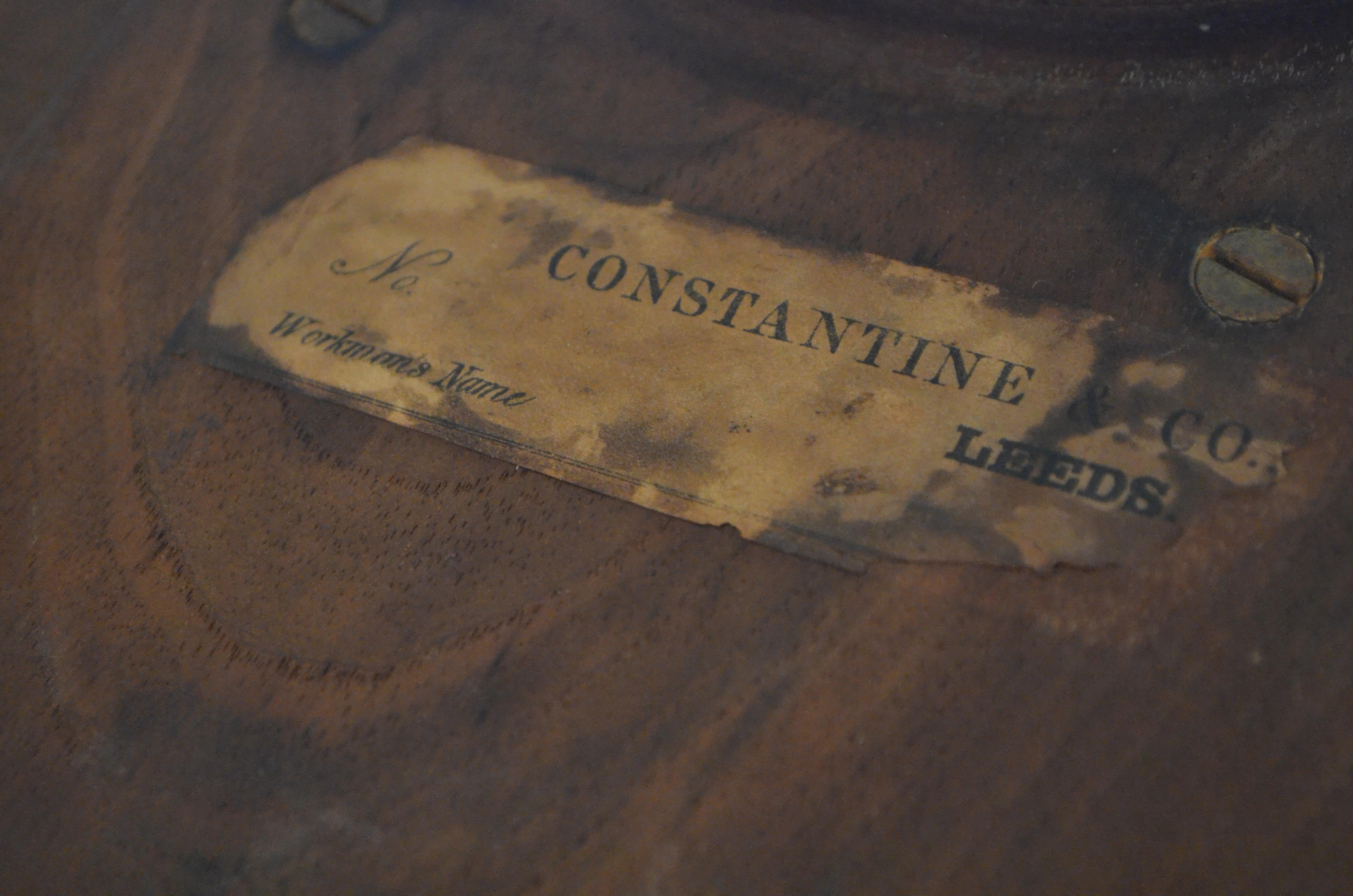 Mesa auxiliar o consola Victoriana Pollard de Roble Constantine & Co en venta 5