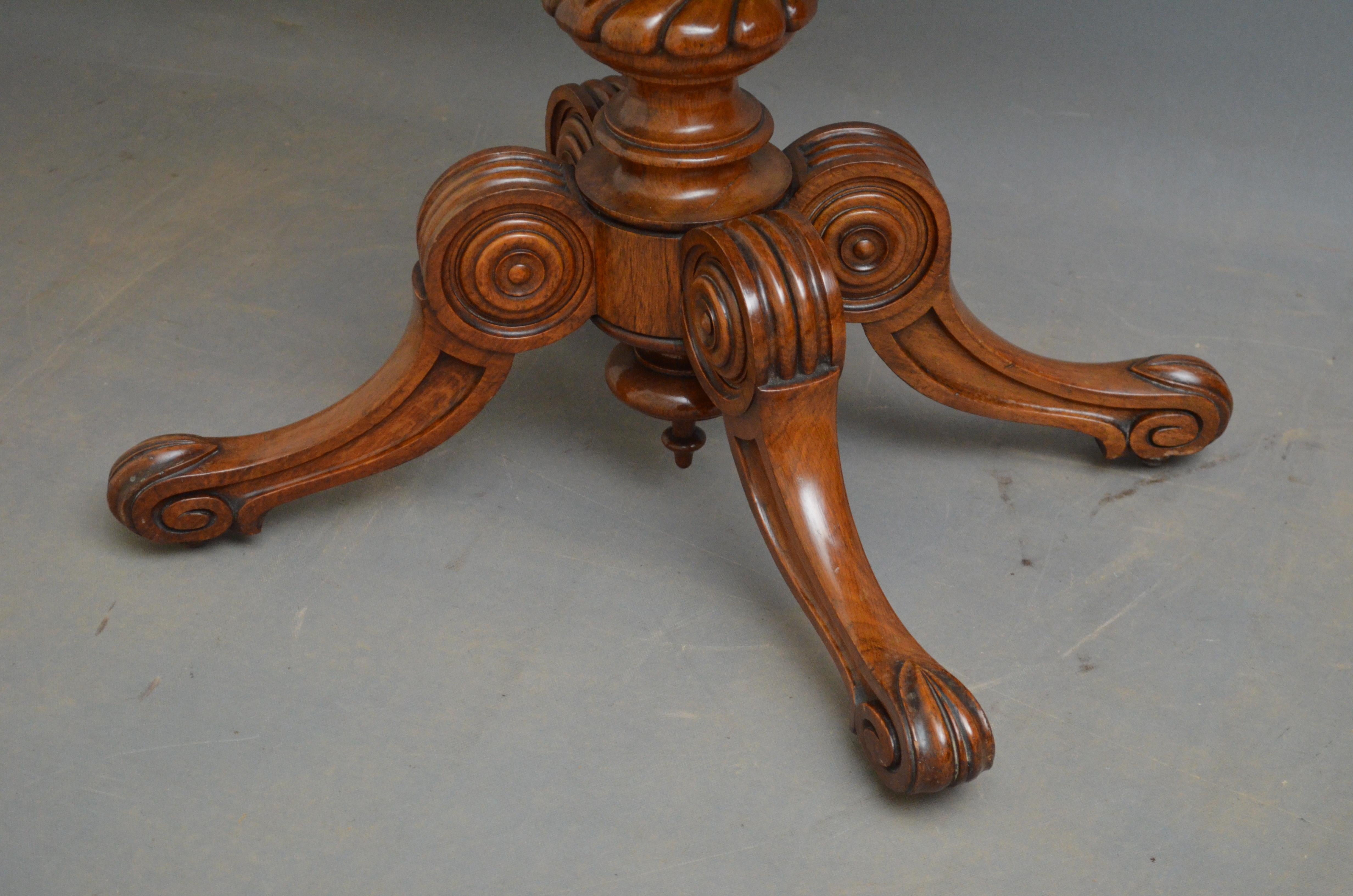 K0166 Mesa victoriana de roble barnizado, de gran calidad y estilo, con un impresionante tablero barnizado con borde moldeado, elevado sobre una elegante columna acanalada con cuello tallado, que termina en cuatro patas talladas hacia abajo y