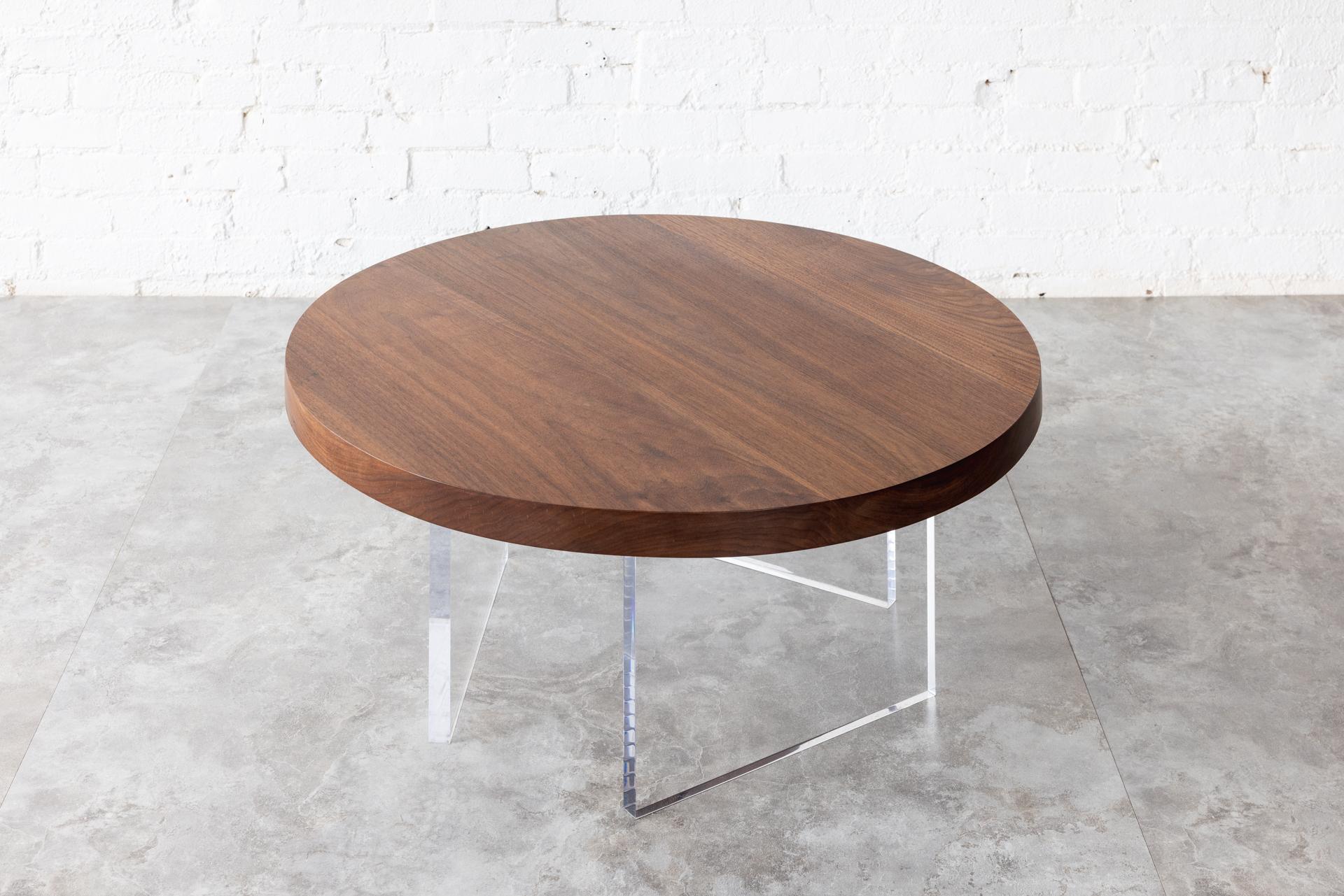 Fait main Table basse ronde en bois de frêne Constantinople avec acrylique par Autonomous Furniture en vente