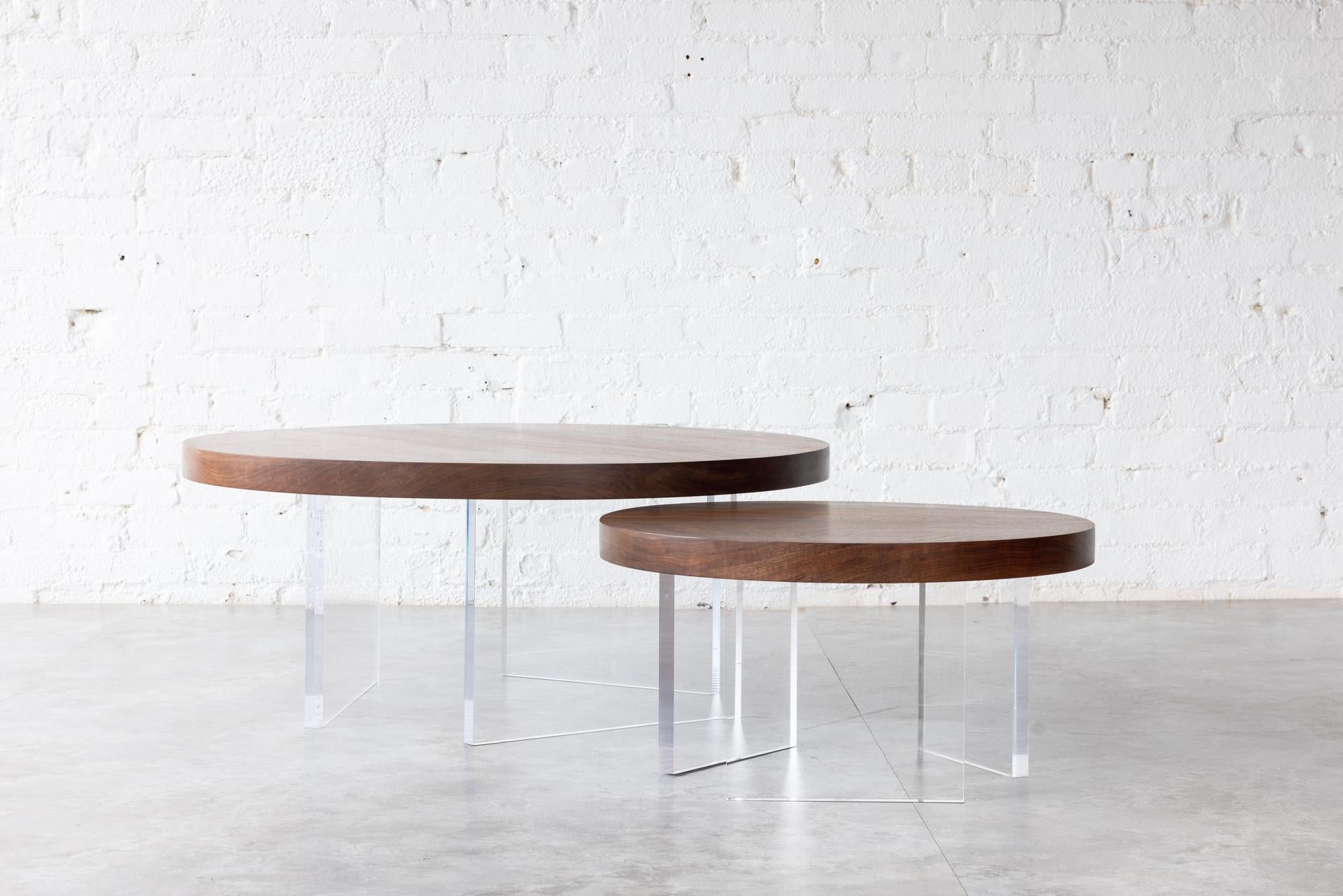 XXIe siècle et contemporain Table basse ronde en bois de frêne Constantinople avec acrylique par Autonomous Furniture en vente
