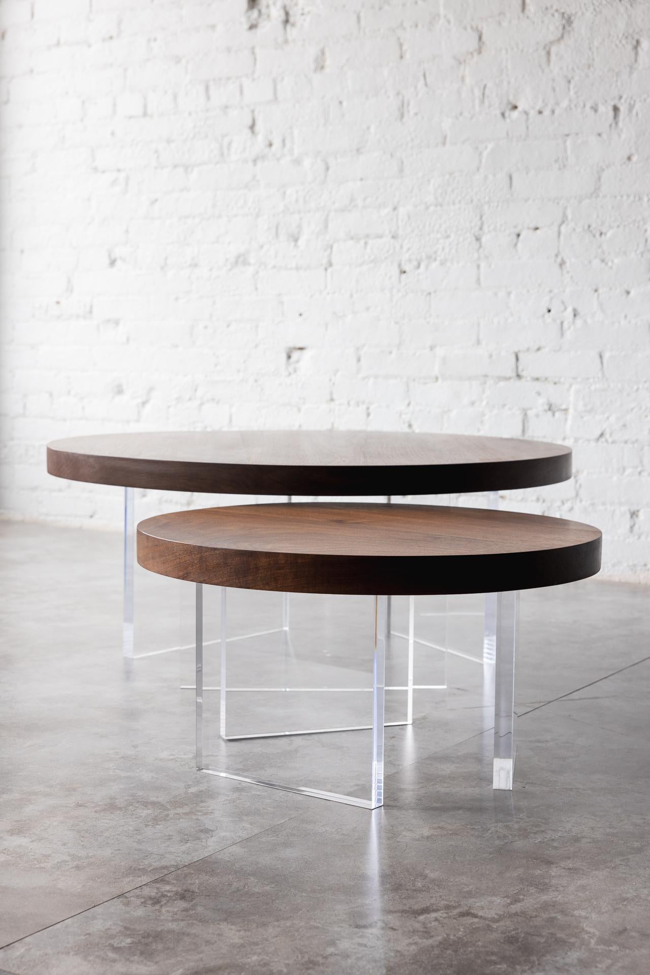 Acrylique Table basse ronde en bois de frêne Constantinople avec acrylique par Autonomous Furniture en vente