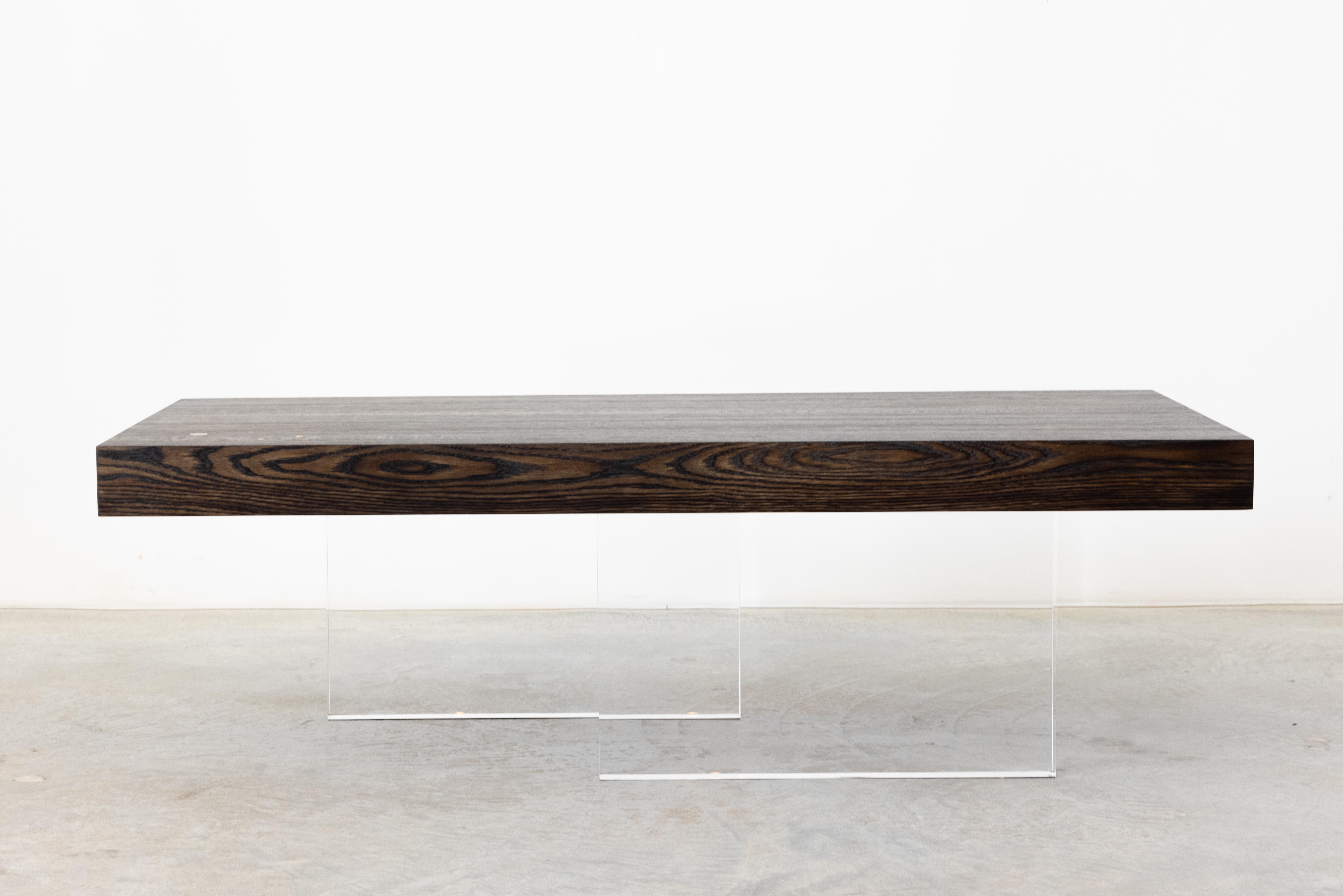Tavolino Constantinople - Oak Oak fumé e acrilico

Il tavolino Constantinople offre un raffinato equilibrio tra peso e leggerezza, con un piano in massello di Oak fumé abbinato a gambe in acrilico trasparente per un effetto visivo di grande impatto,