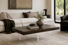 Moderner rechteckiger Couchtisch aus geflammter Eiche mit Acrylbeinen