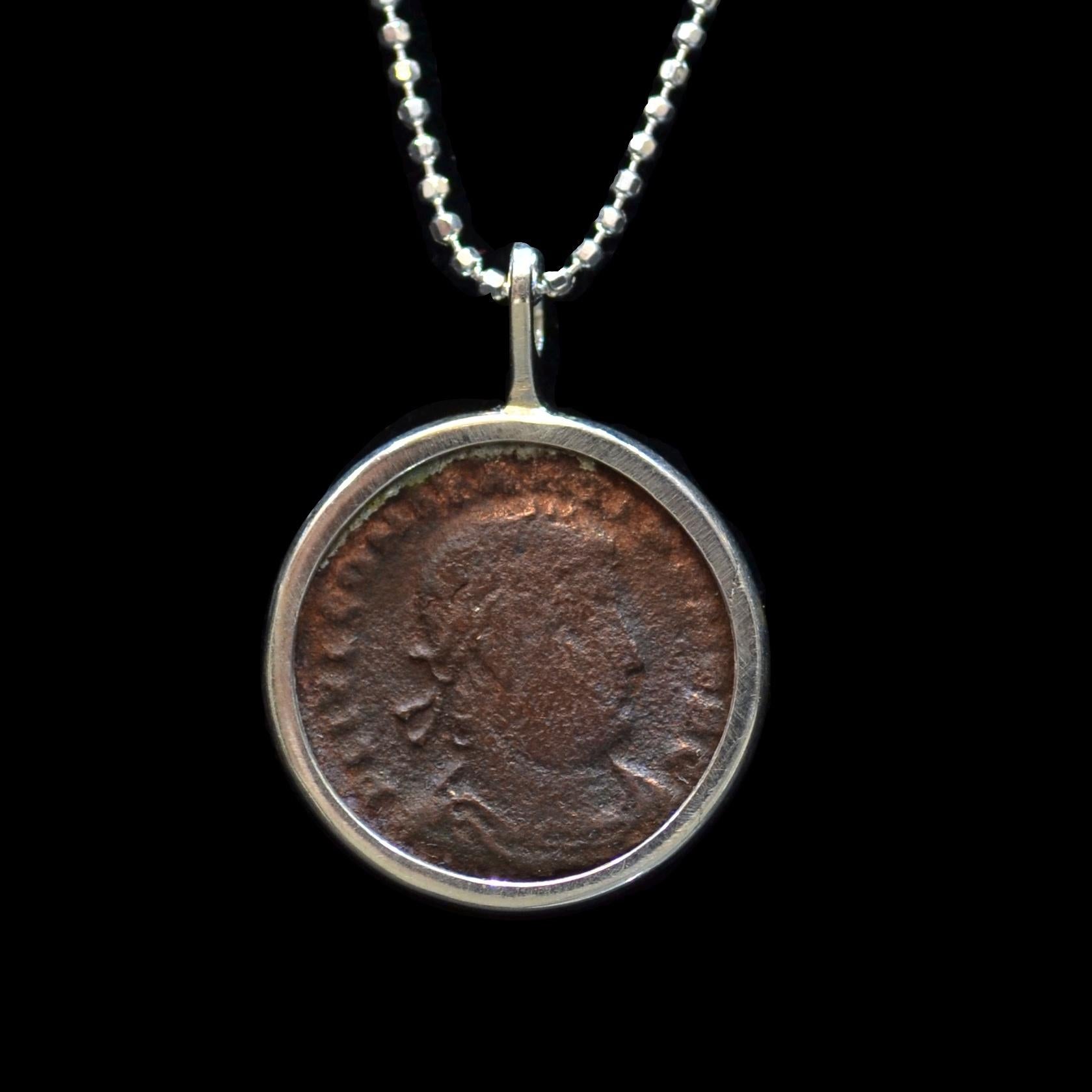 Authentische römische Bronzemünze  Ca. 337-361 n. Chr., montiert auf einer zeitgenössischen Silberhalskette. Bereit, getragen zu werden!

Flavius Julius Constantius, der zweite Sohn von Konstantin I. und Fausta, bestieg nach dem Tod des Vaters