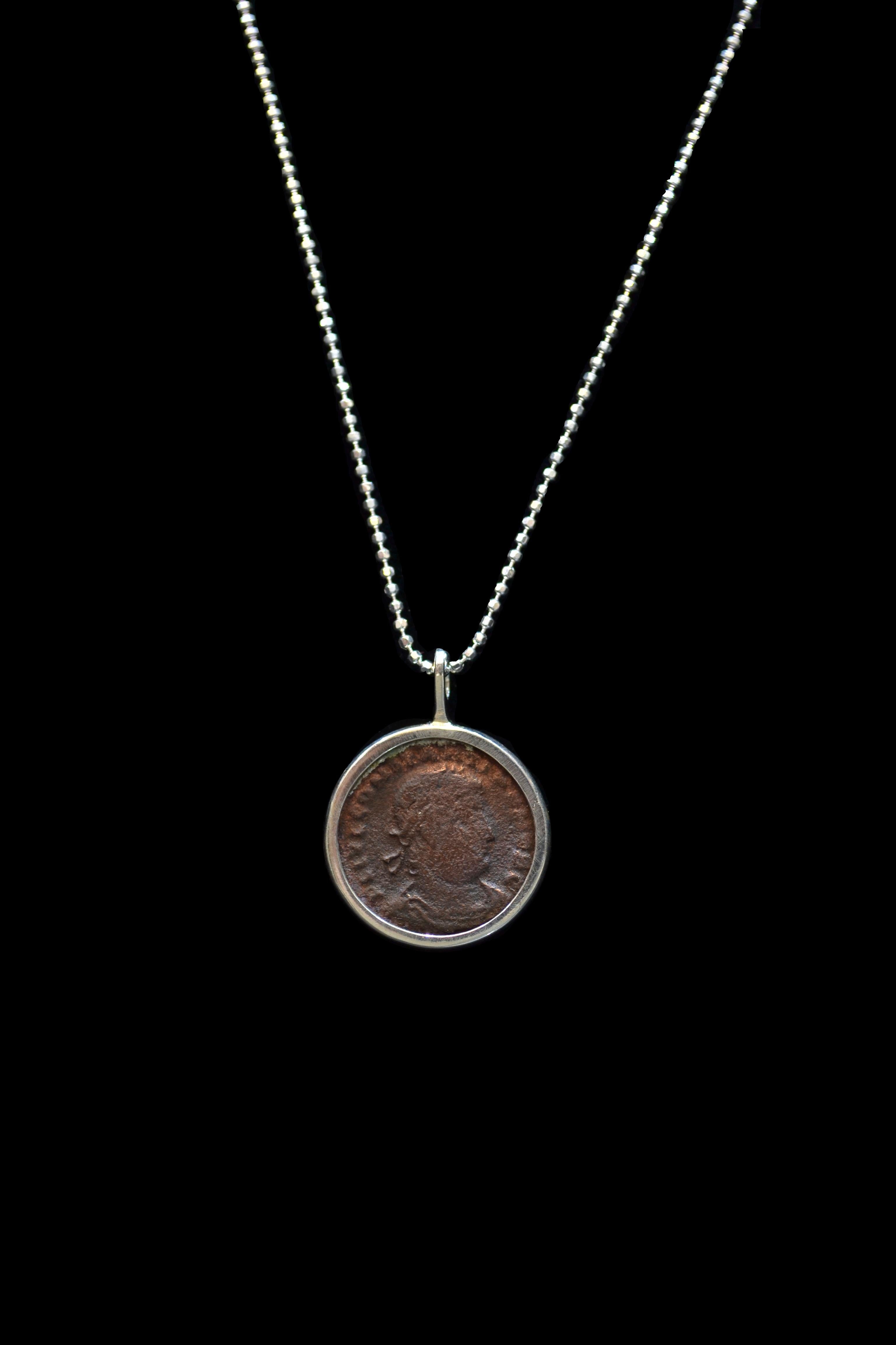 Contemporain Collier en argent Constantius II avec pièce de monnaie en vente