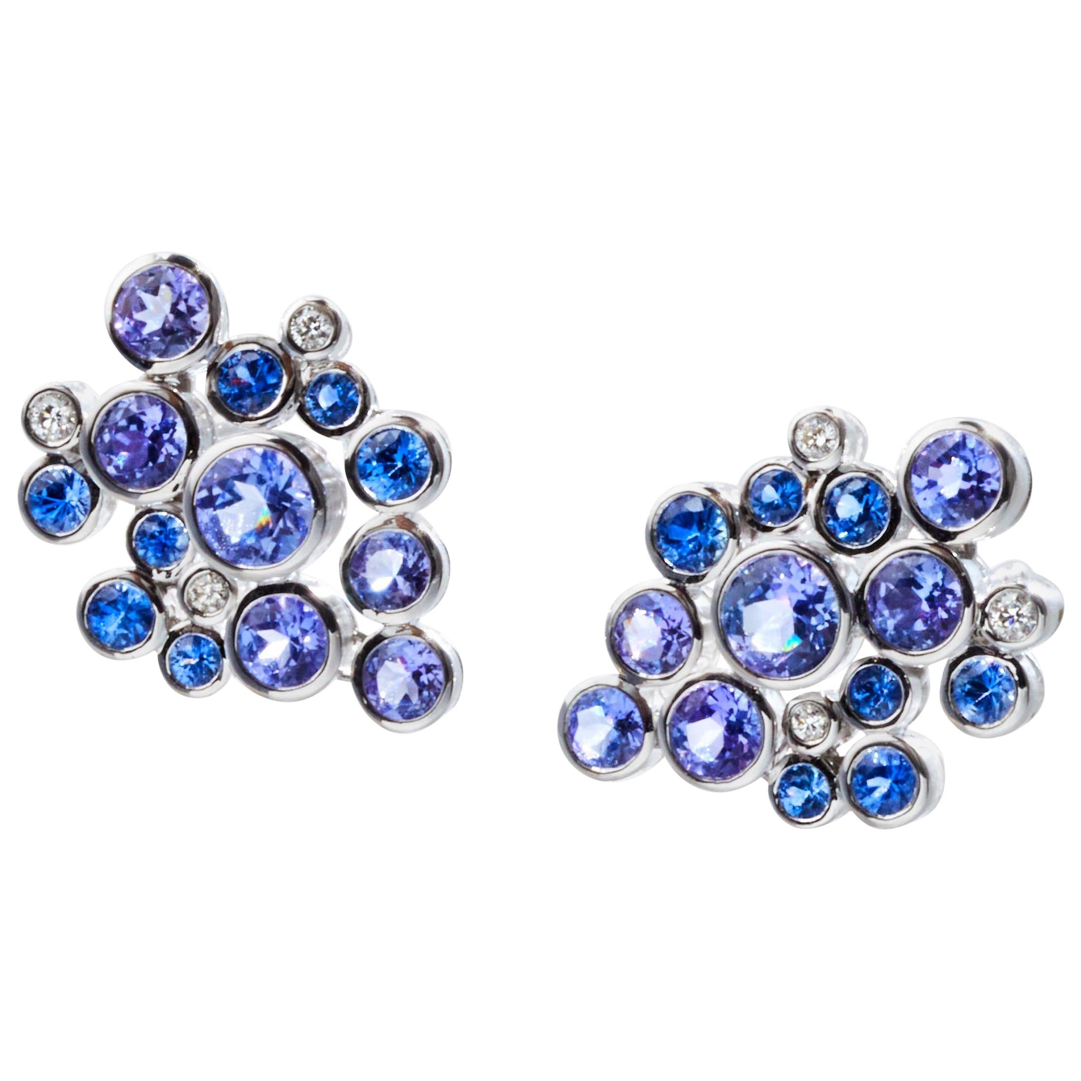 Boucles d'oreilles pendantes Constellation en or blanc 14 carats et pierres précieuses d'ombres bleues