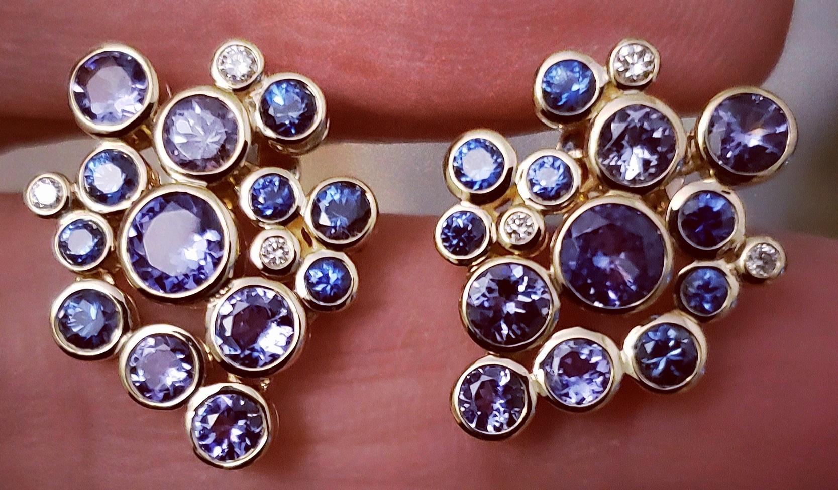 Taille ronde Boucles d'oreilles pendantes Constellation en or blanc 14 carats et pierres précieuses d'ombres bleues