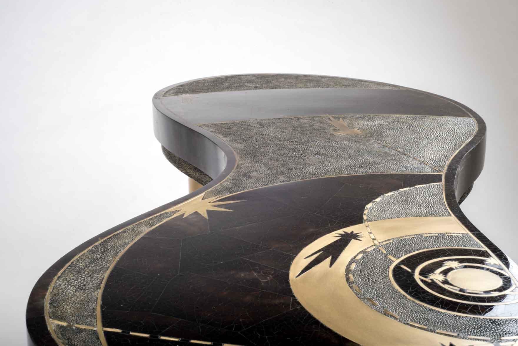 Table basse Constellation en galuchat noir, quartz et laiton de Kifu Paris en vente 3