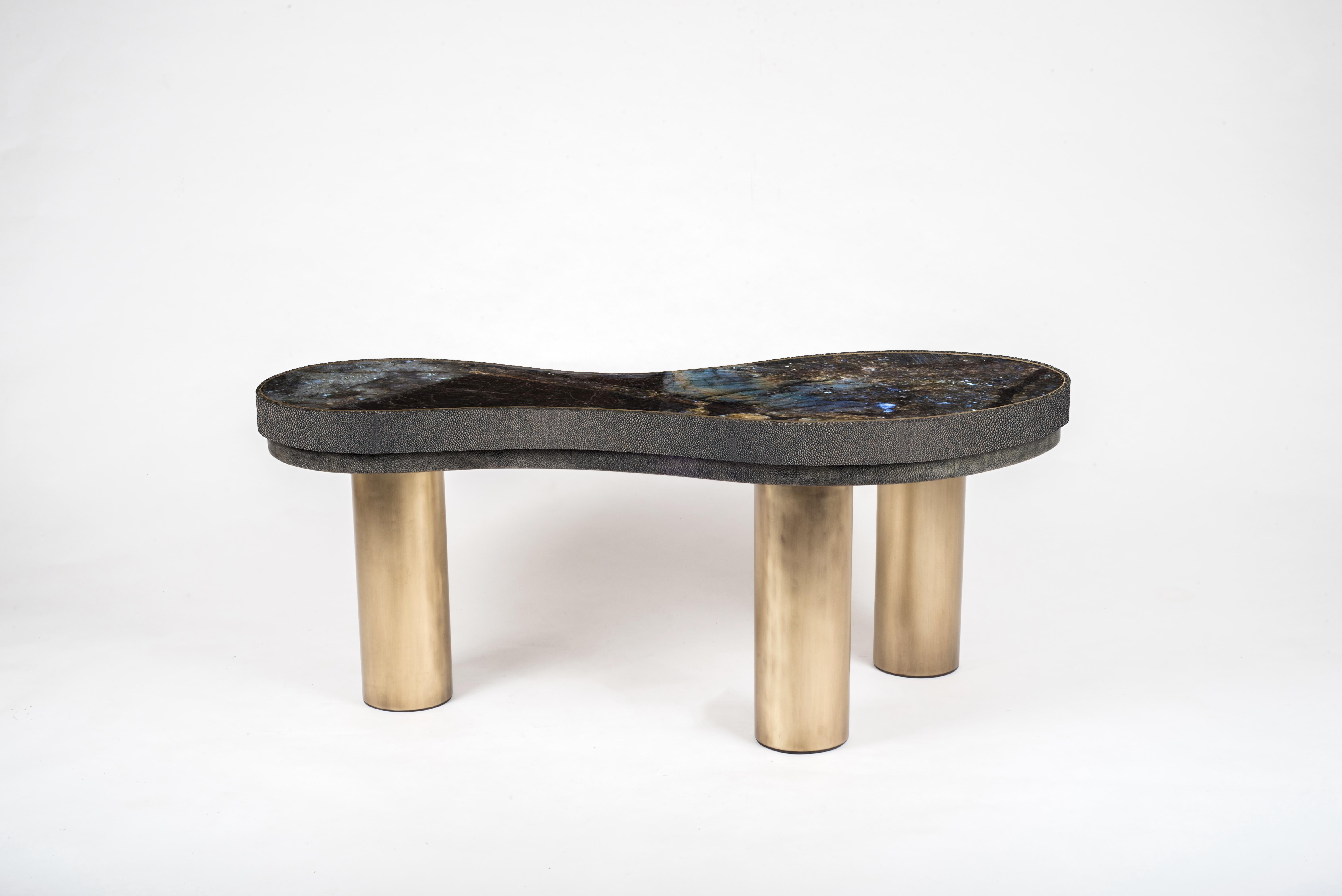 Mesa baja Constellation de piel de zapa, cuarzo y latón by Kifu Paris en Nuevo estado para la venta en New York, NY