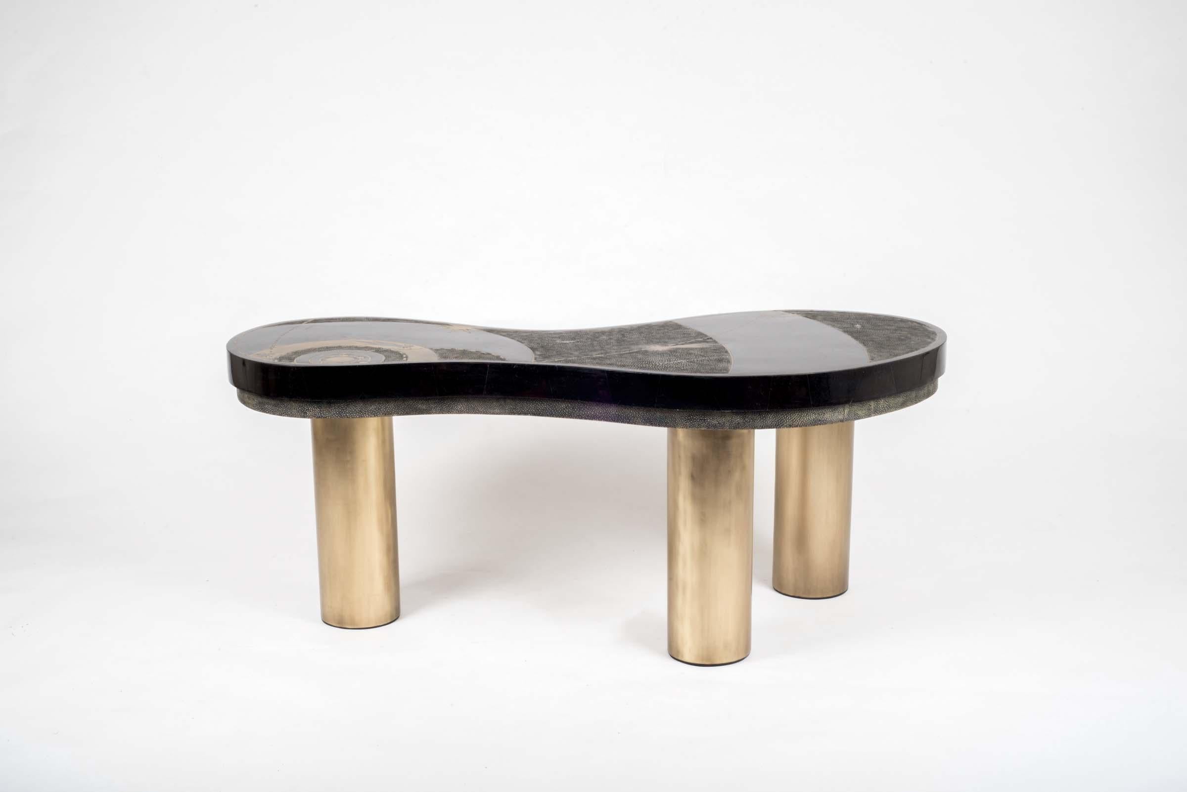 Constellation Couchtisch aus Chagrinleder, Muschel und Messing von Kifu Paris (Philippinisch) im Angebot