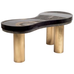 Table basse Constellation en galuchat, coquillage et laiton de Kifu Paris