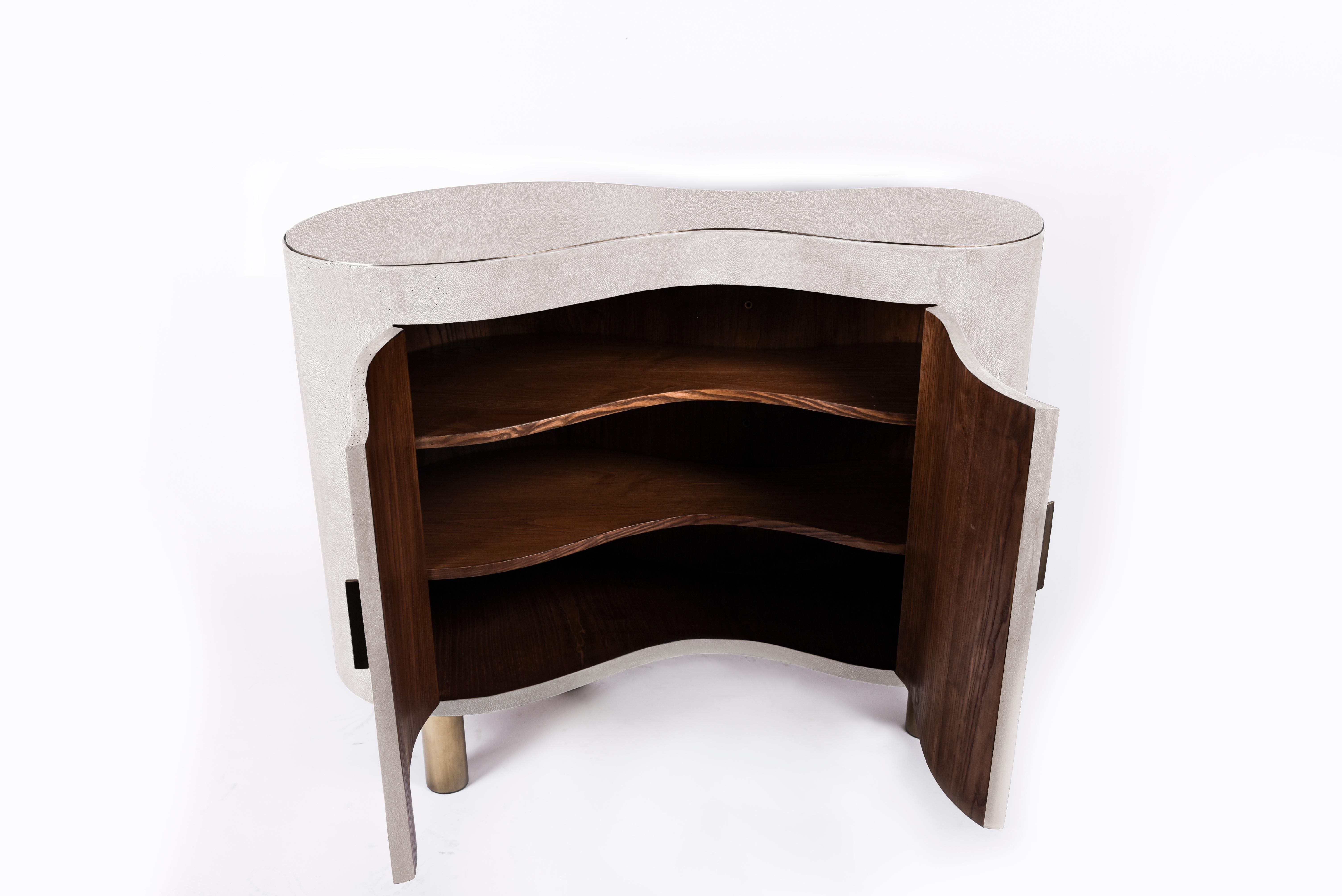 Art Déco Constellation Commode/Bar in zigrino crema e ottone bronzato di Kifu, Paris in vendita