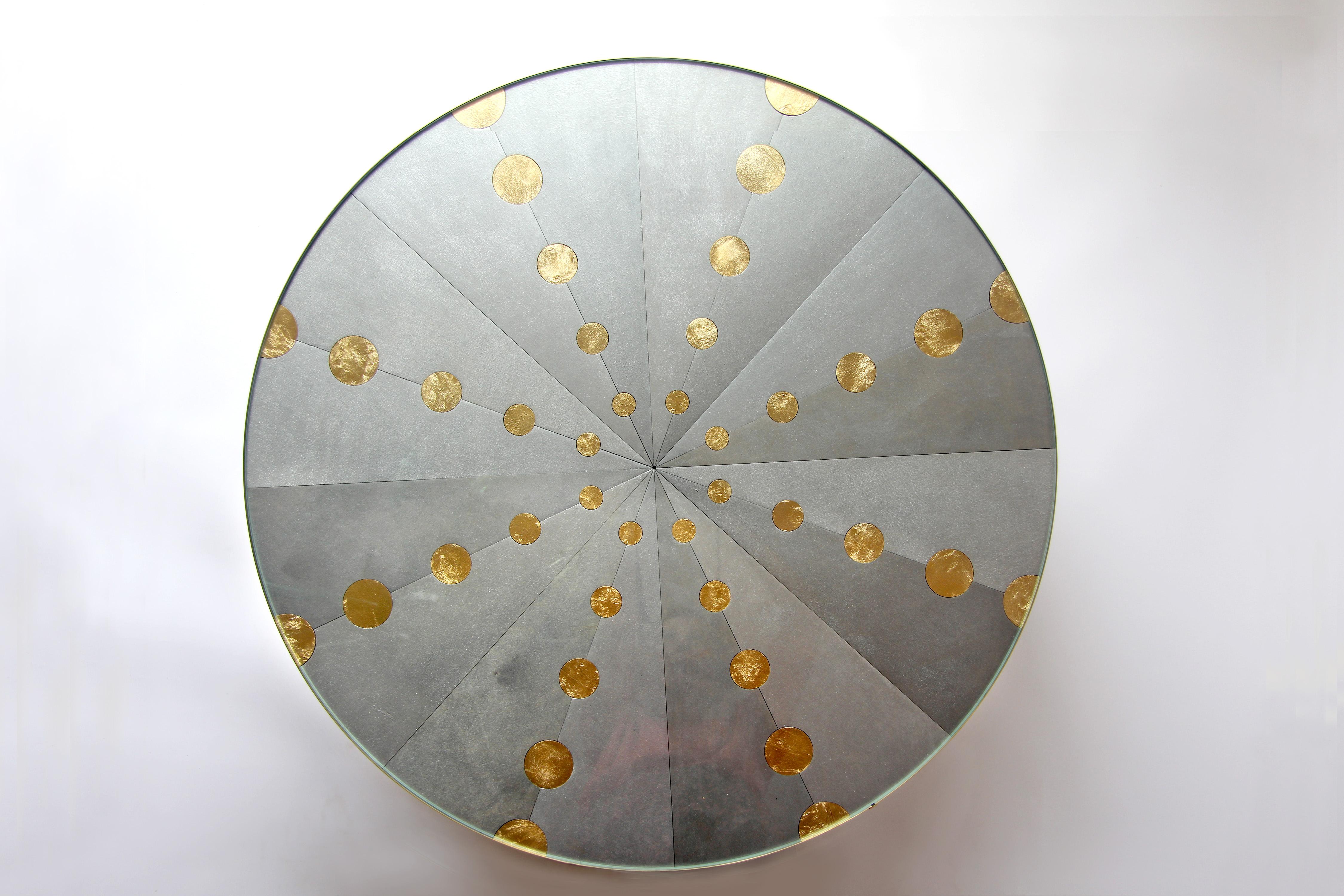 Table basse circulaire en laiton brossé « Constellation » avec marqueterie métallique en vente 3