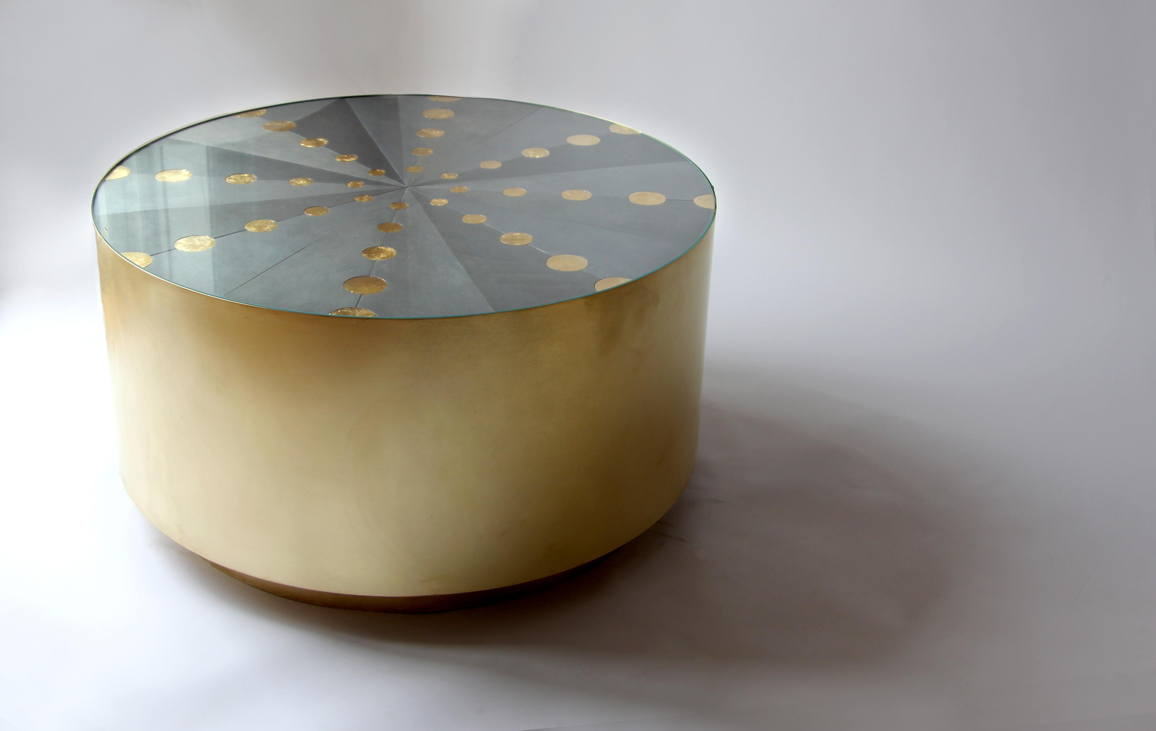 Danois Table basse circulaire en laiton brossé « Constellation » avec marqueterie métallique en vente