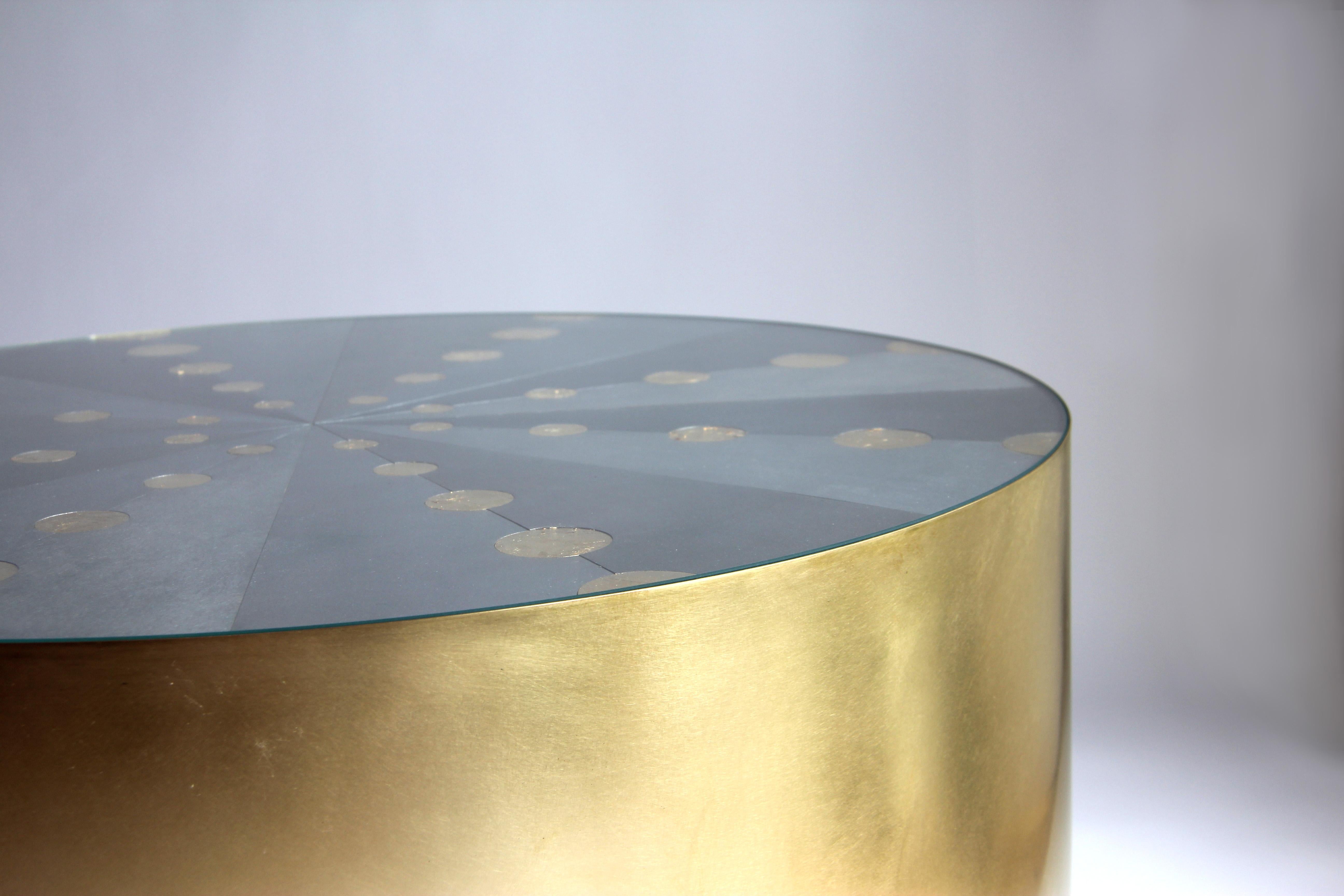 Laiton Table basse circulaire en laiton brossé « Constellation » avec marqueterie métallique en vente