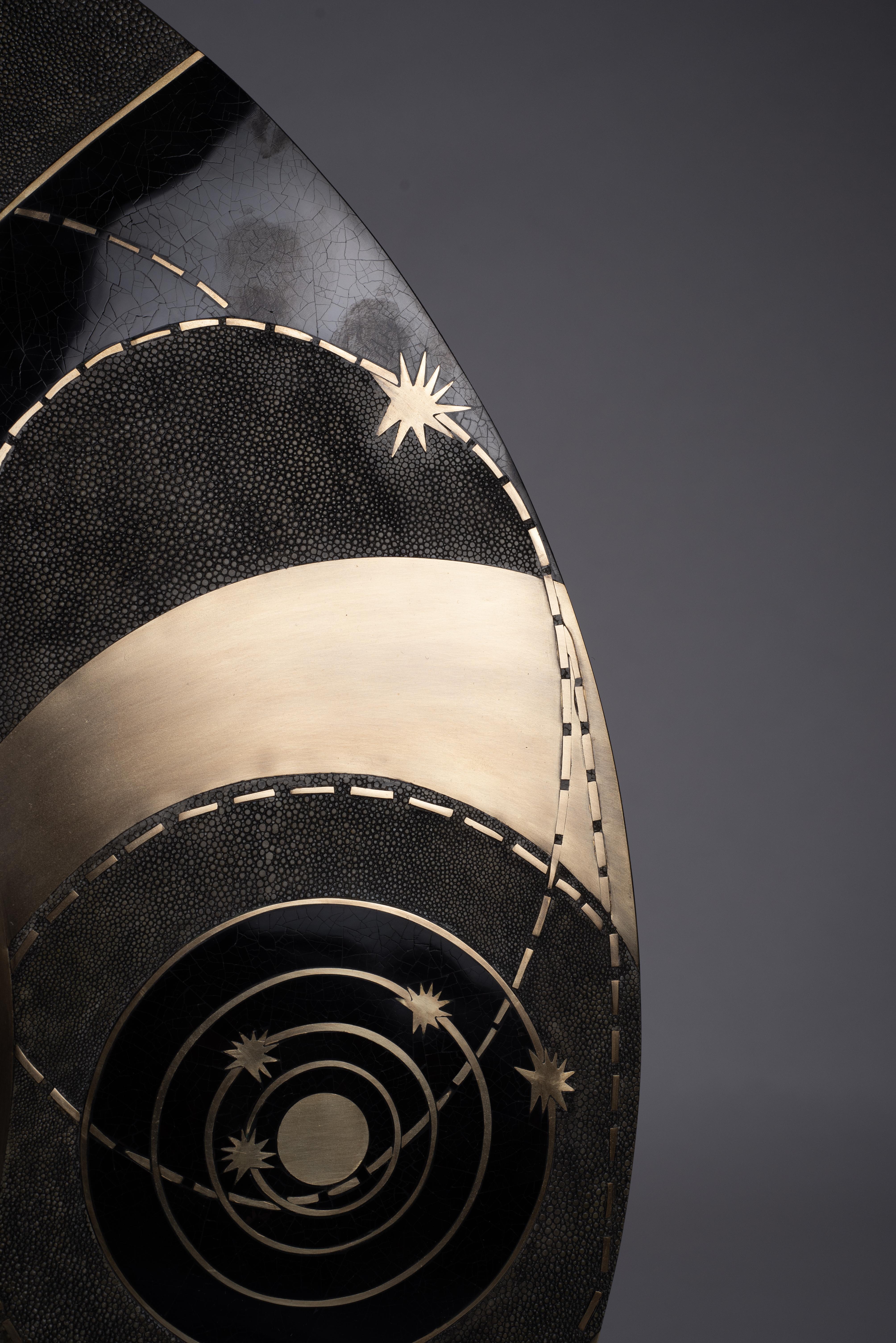Art déco Miroir Constellation en coquille de galuchat noir et laiton Bronze-Patina de Kifu Paris en vente