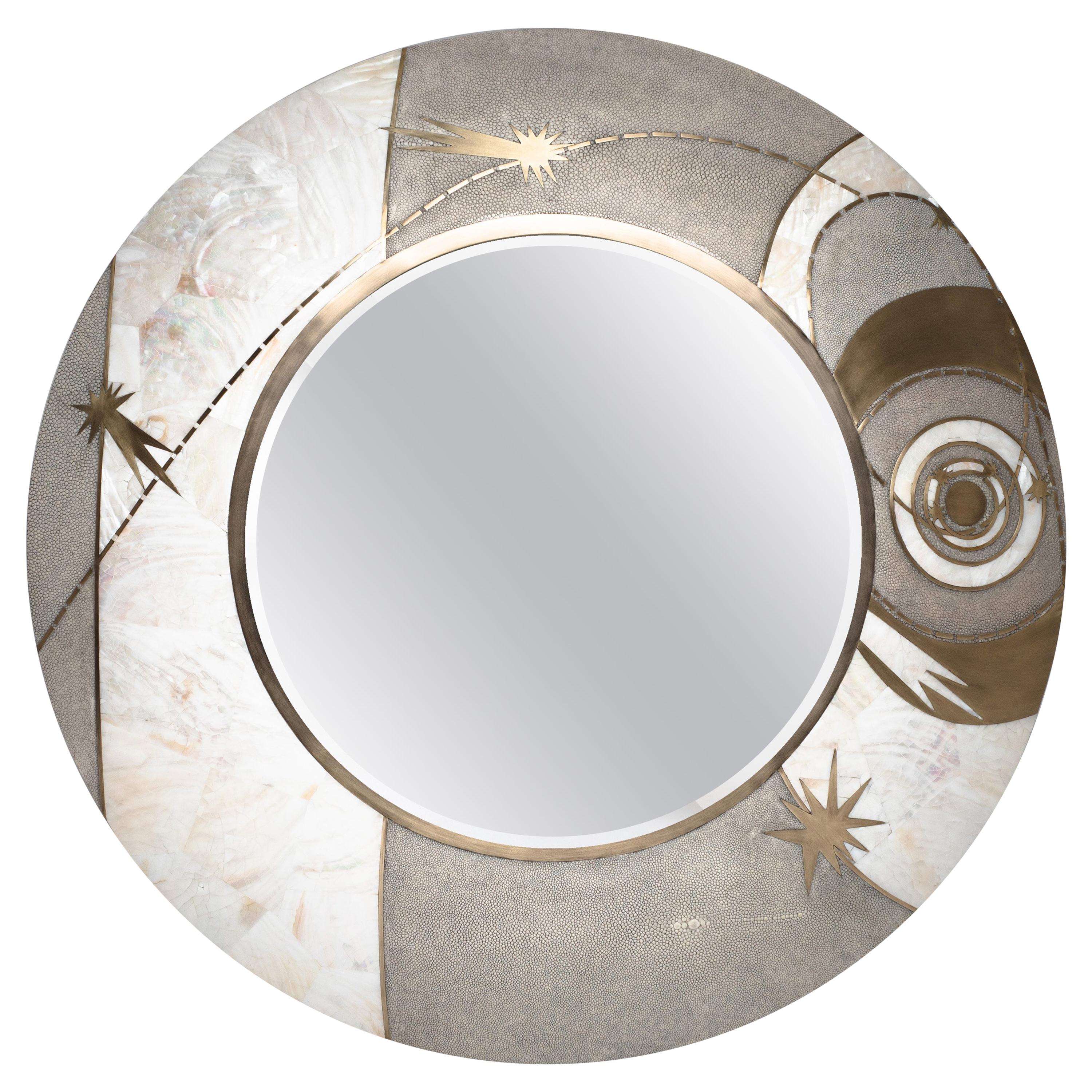 Constellation Spiegel in Creme Chagrin Muschel & Bronze-Patina Messing von Kifu Paris im Angebot
