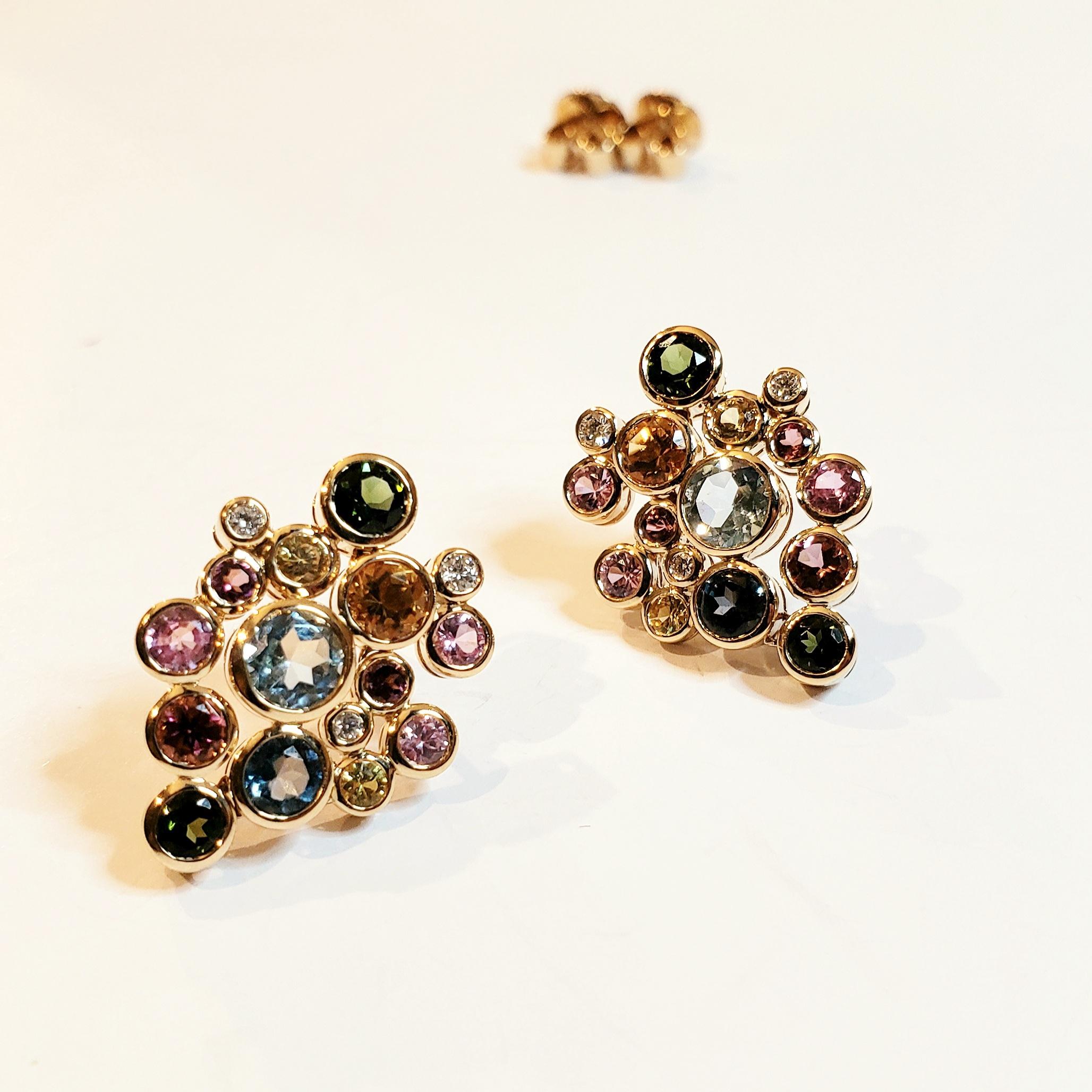 Taille ronde Boucles d'oreilles pendantes Constellation en or 14 carats et pierres précieuses multicolores en vente