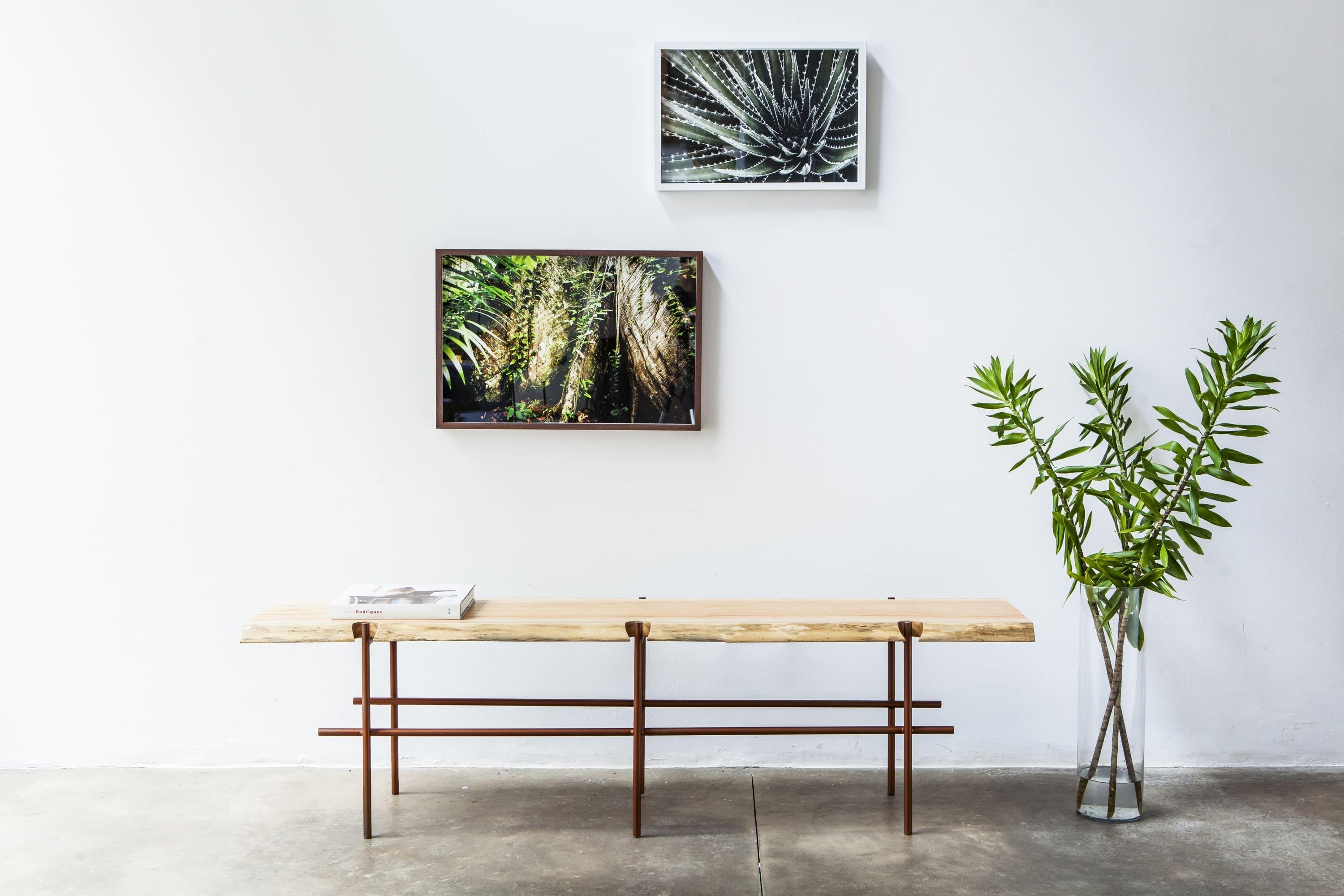 Moderne Banc minimaliste « Construction » en bois massif naturel et acier peint en vente