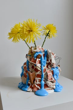 Jarrón de construcción n.º 1 de cerámica, alambre de metal, espuma y resina de Joseph Algieri