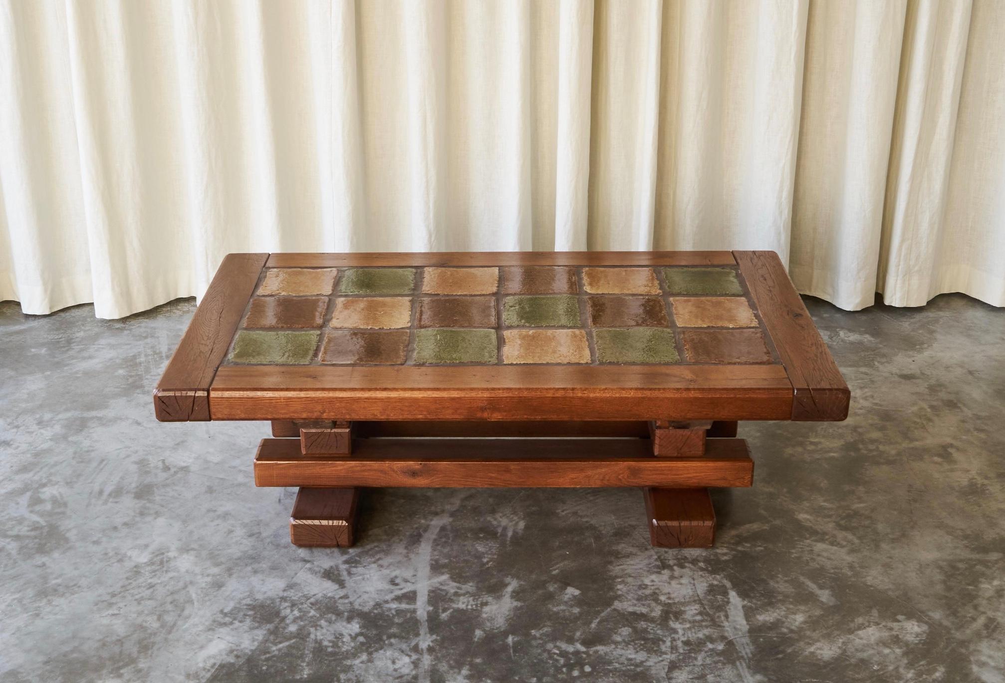 Tavolino da caffè costruttivista in legno massiccio di Oak e ceramica, Europa, anni '60.

Si tratta di un bellissimo e pesante tavolino da caffè costruttivista in rovere massiccio con piano in ceramica, 1967. Molto probabilmente è francese o