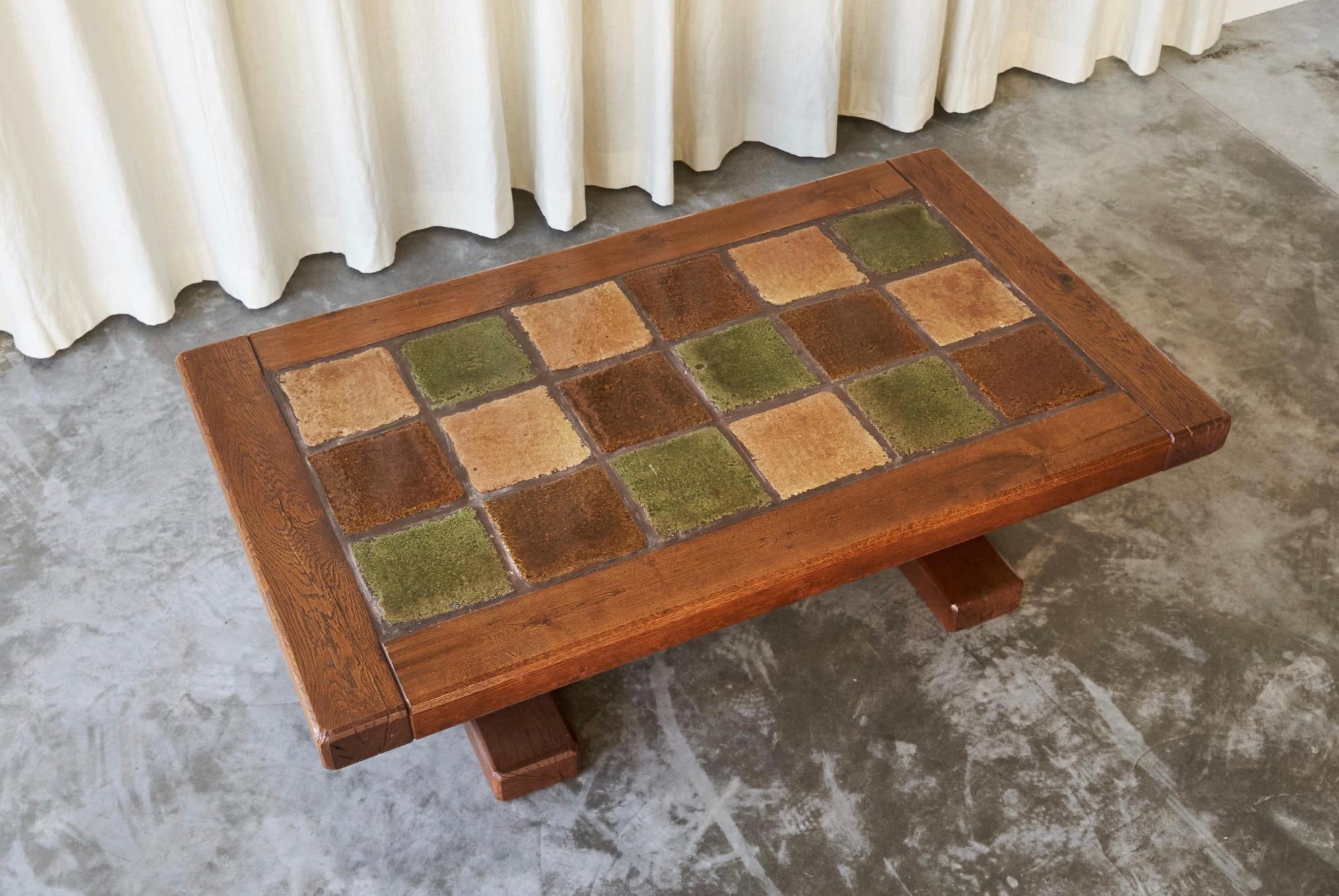 Fatto a mano Tavolino da caffè costruttivista in rovere massiccio e ceramica anni '60 in vendita