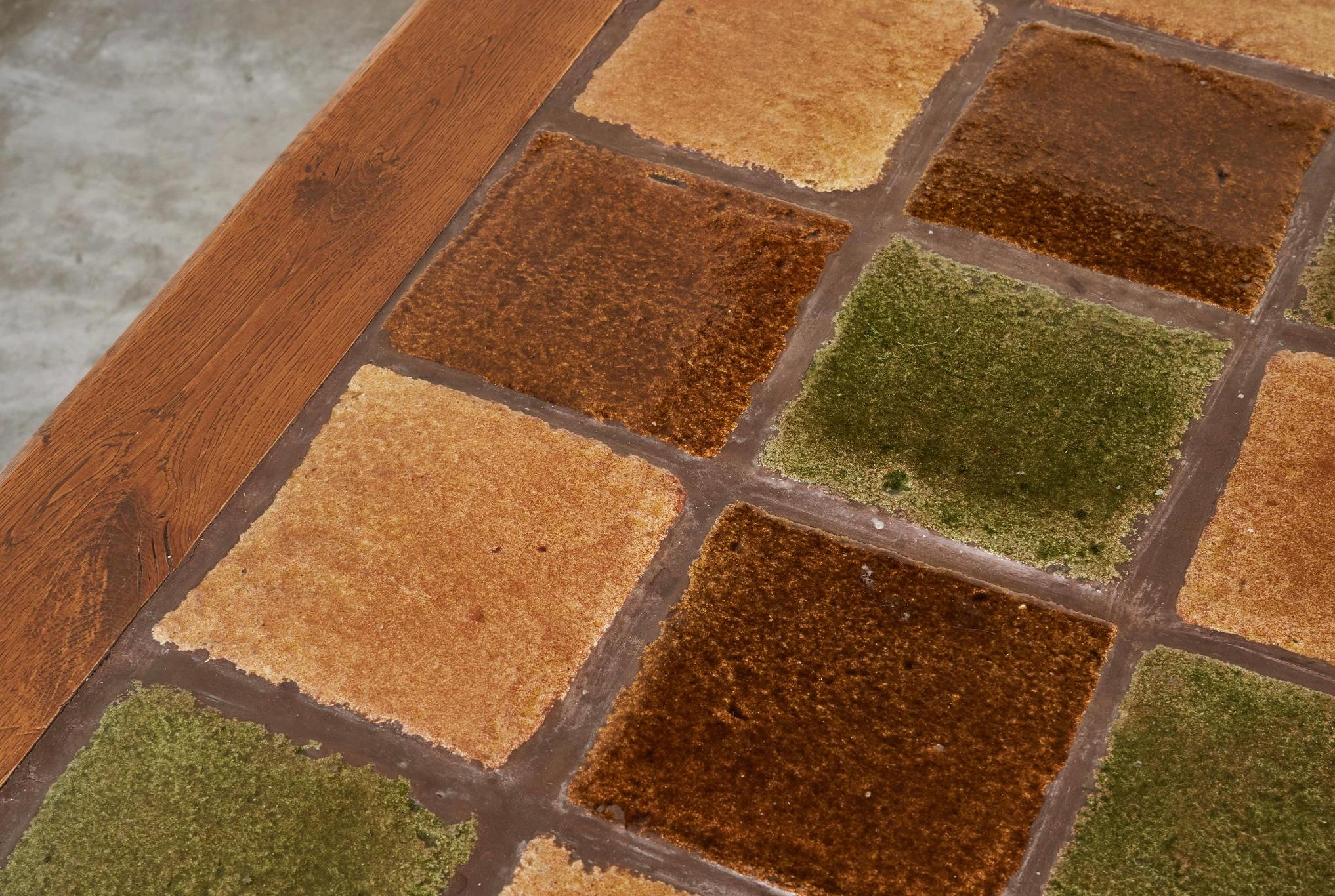 Tavolino da caffè costruttivista in rovere massiccio e ceramica anni '60 in vendita 1