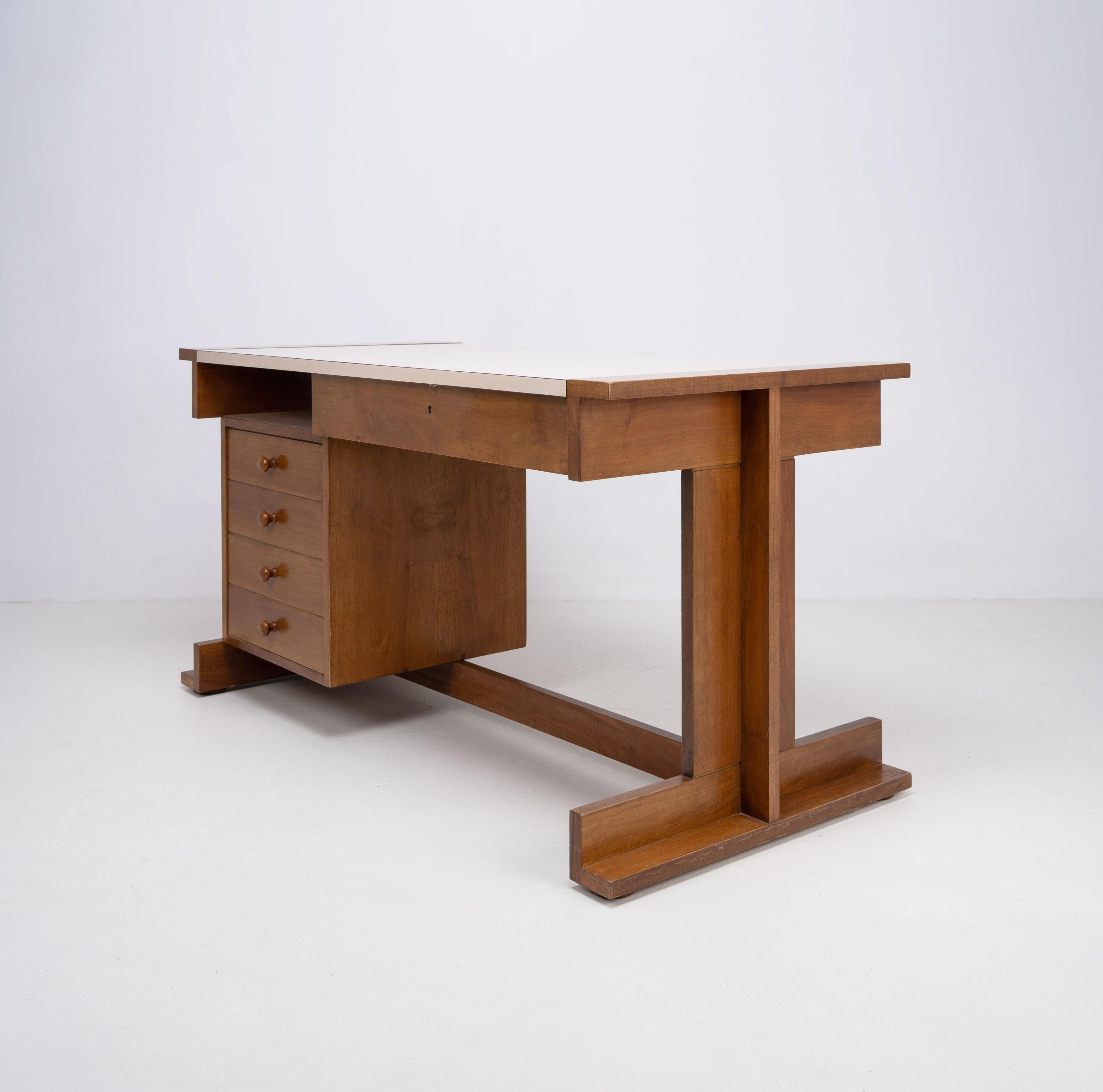 Konstruktivistischer Schreibtisch aus Holz und Melamin, Italien, um 1950 (Moderne der Mitte des Jahrhunderts) im Angebot