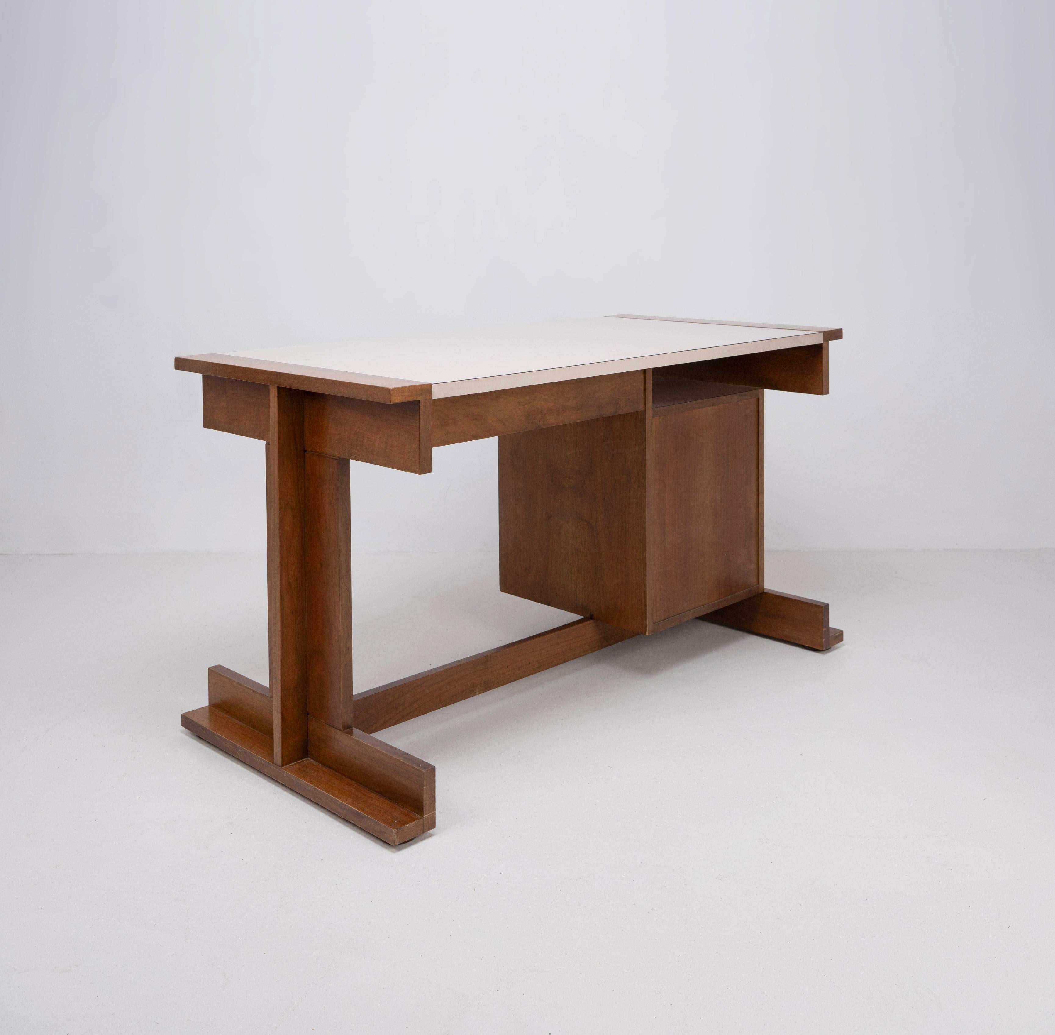 Konstruktivistischer Schreibtisch aus Holz und Melamin, Italien, um 1950 (Italienisch) im Angebot