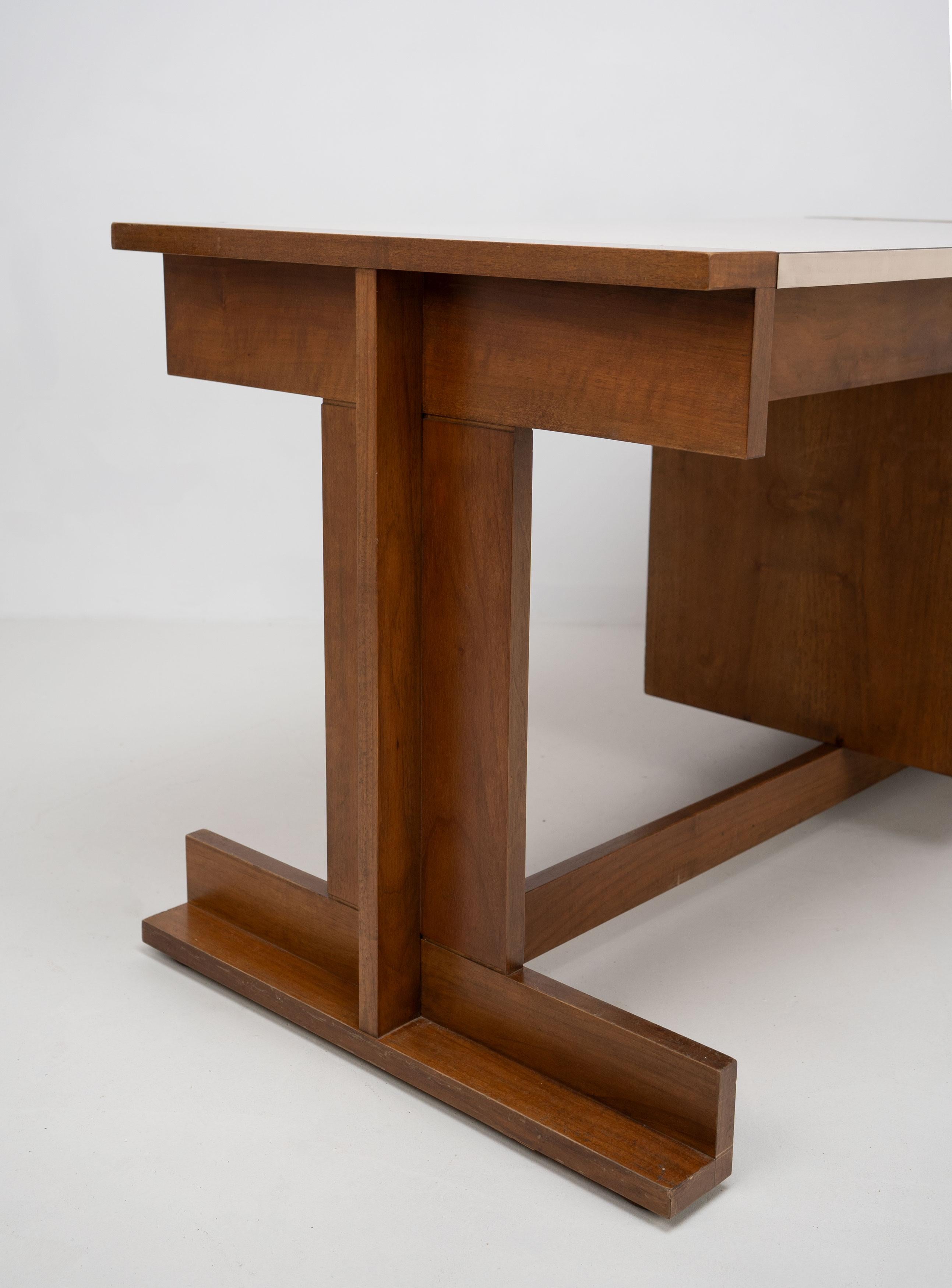 Konstruktivistischer Schreibtisch aus Holz und Melamin, Italien, um 1950 (Mitte des 20. Jahrhunderts) im Angebot