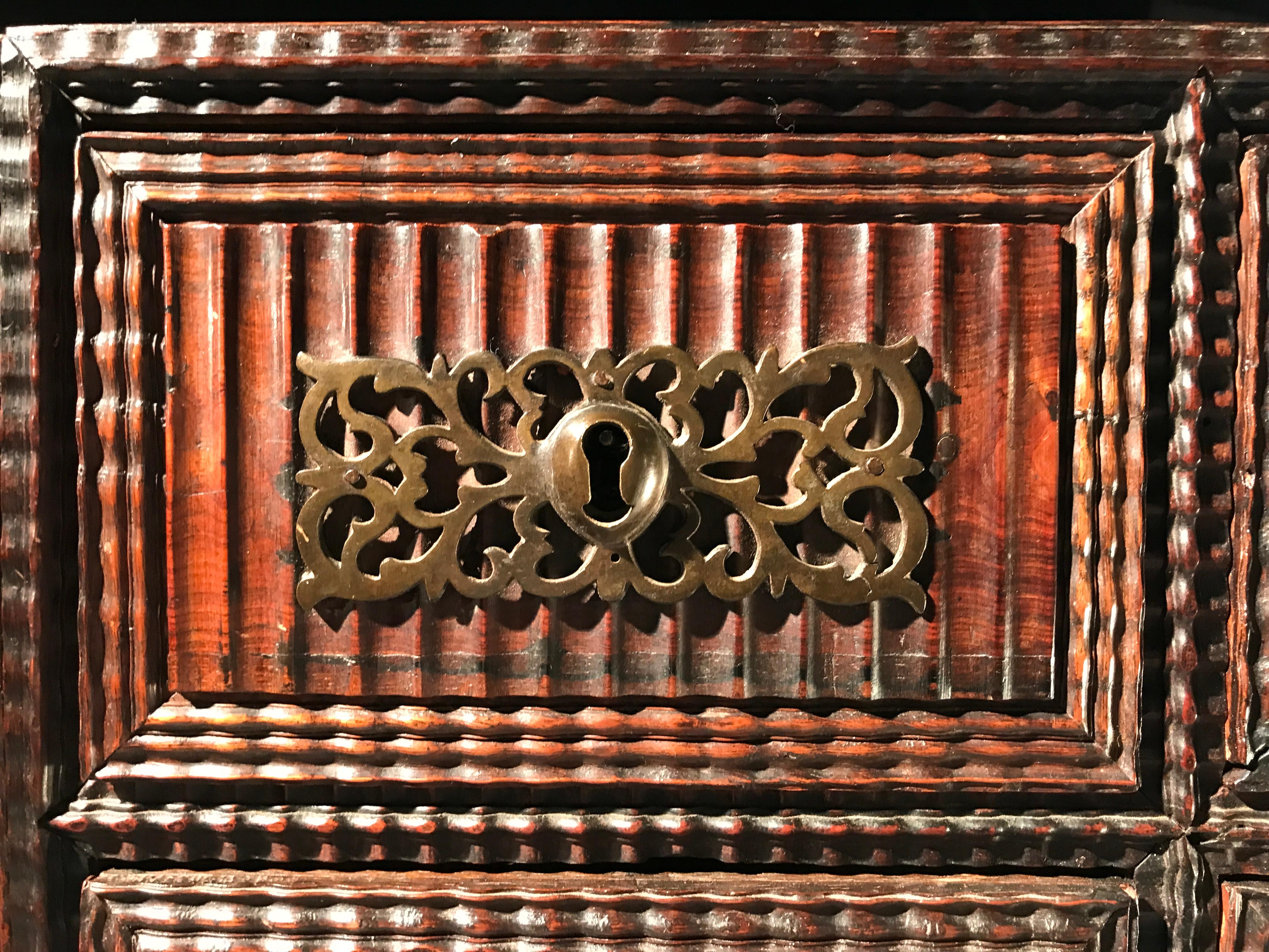 Portugais Cabinet Contador Stand original Bois de rose Vinhático Portuguese Brass Tremidos en vente