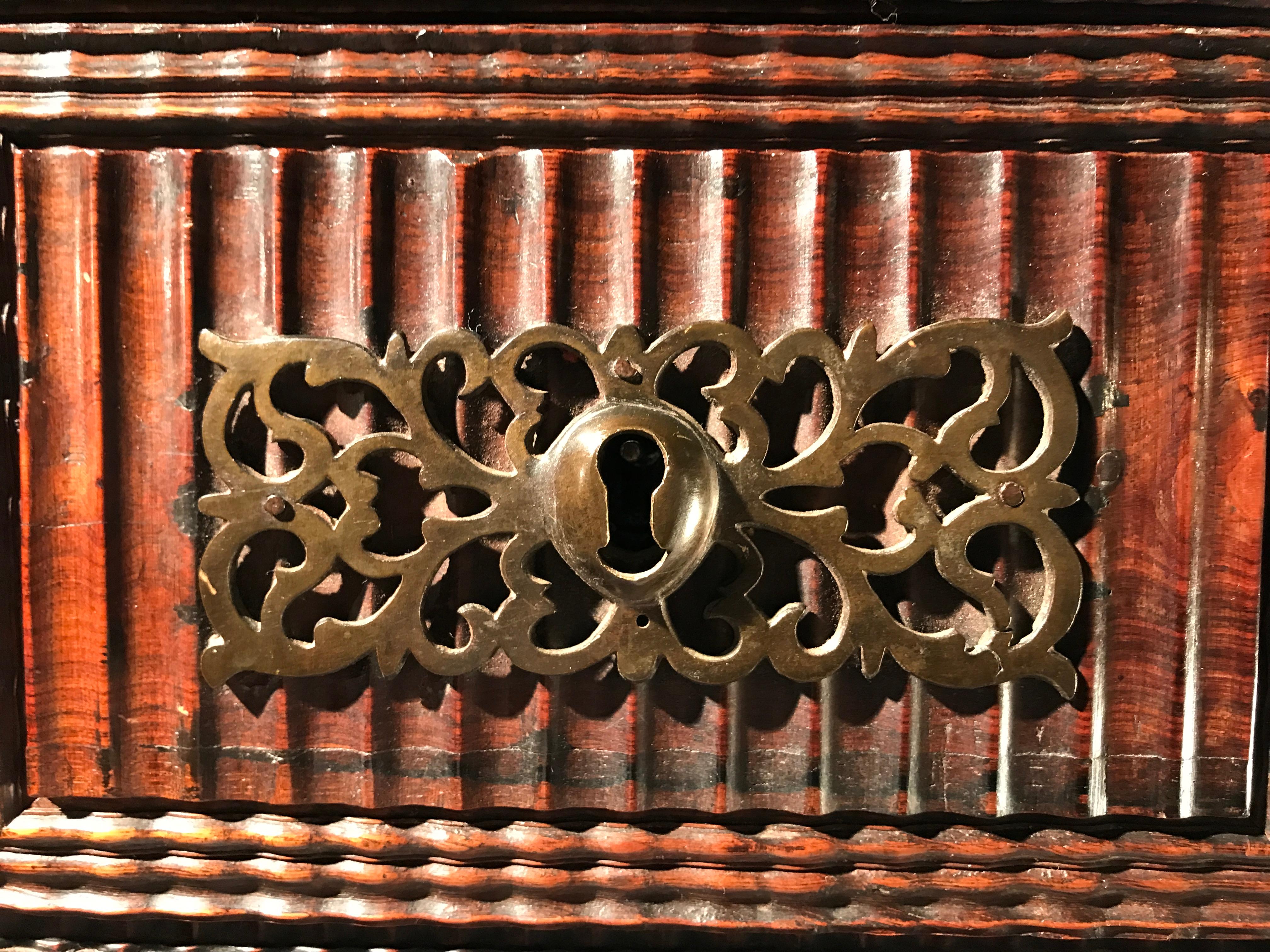 Menuiserie Cabinet Contador Stand original Bois de rose Vinhático Portuguese Brass Tremidos en vente