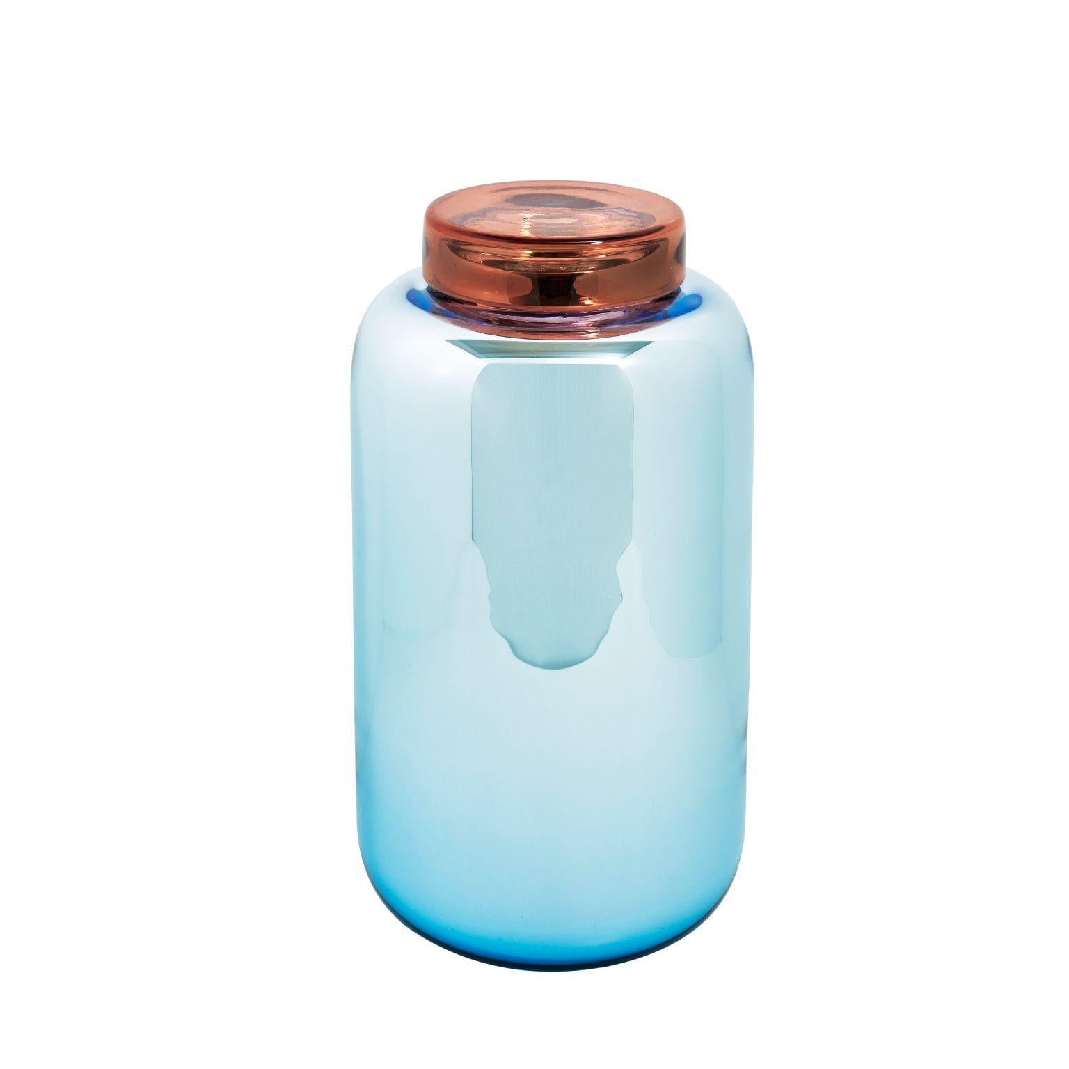 Container vase et boîte bleu rouge à haute luminosité de Pulpo
Dimensions : P16,5 x H30 cm.
MATERIAL : verre fait à la main.

Disponible également en différentes couleurs. 

Une collection décorative de formes courbes, pleine de vie, entre dans la