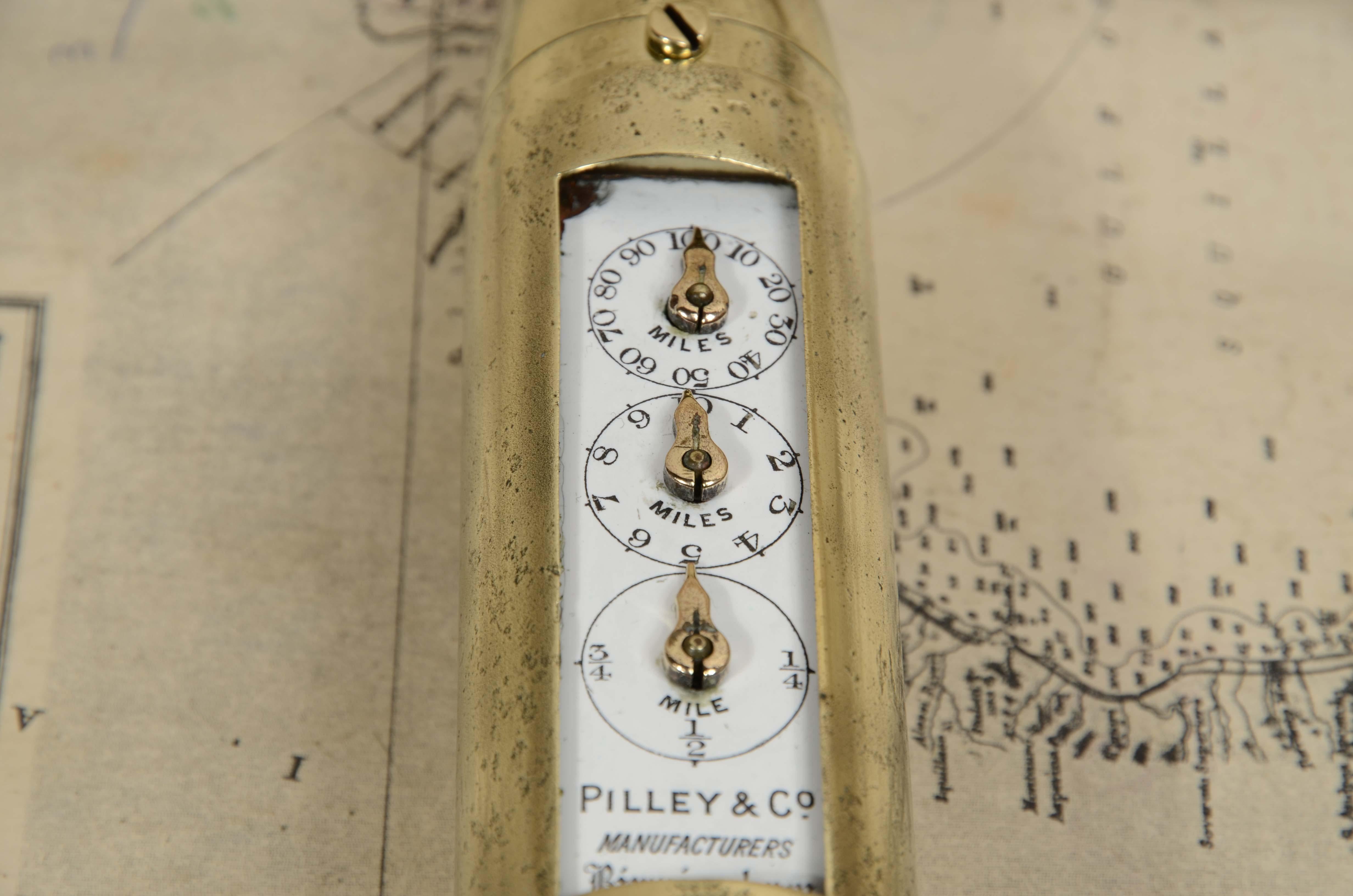 Contamiglia nautico in ottone a forma di fiocina W. Pilley  Co Makers 1870 circa 3