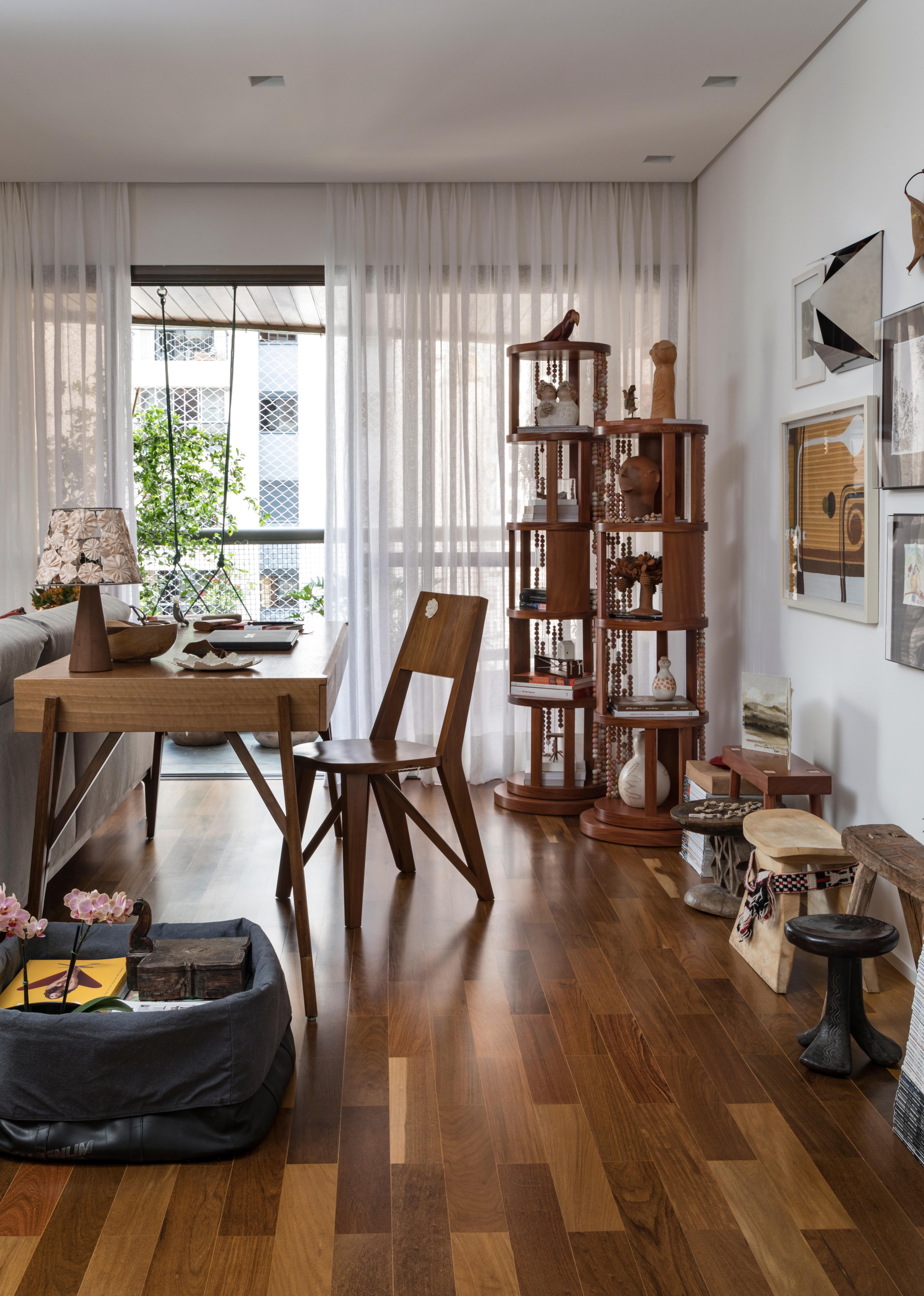 Ceramic Contas Round Swivel Bookcase in Cabreuva wood - With artisans from Brazil