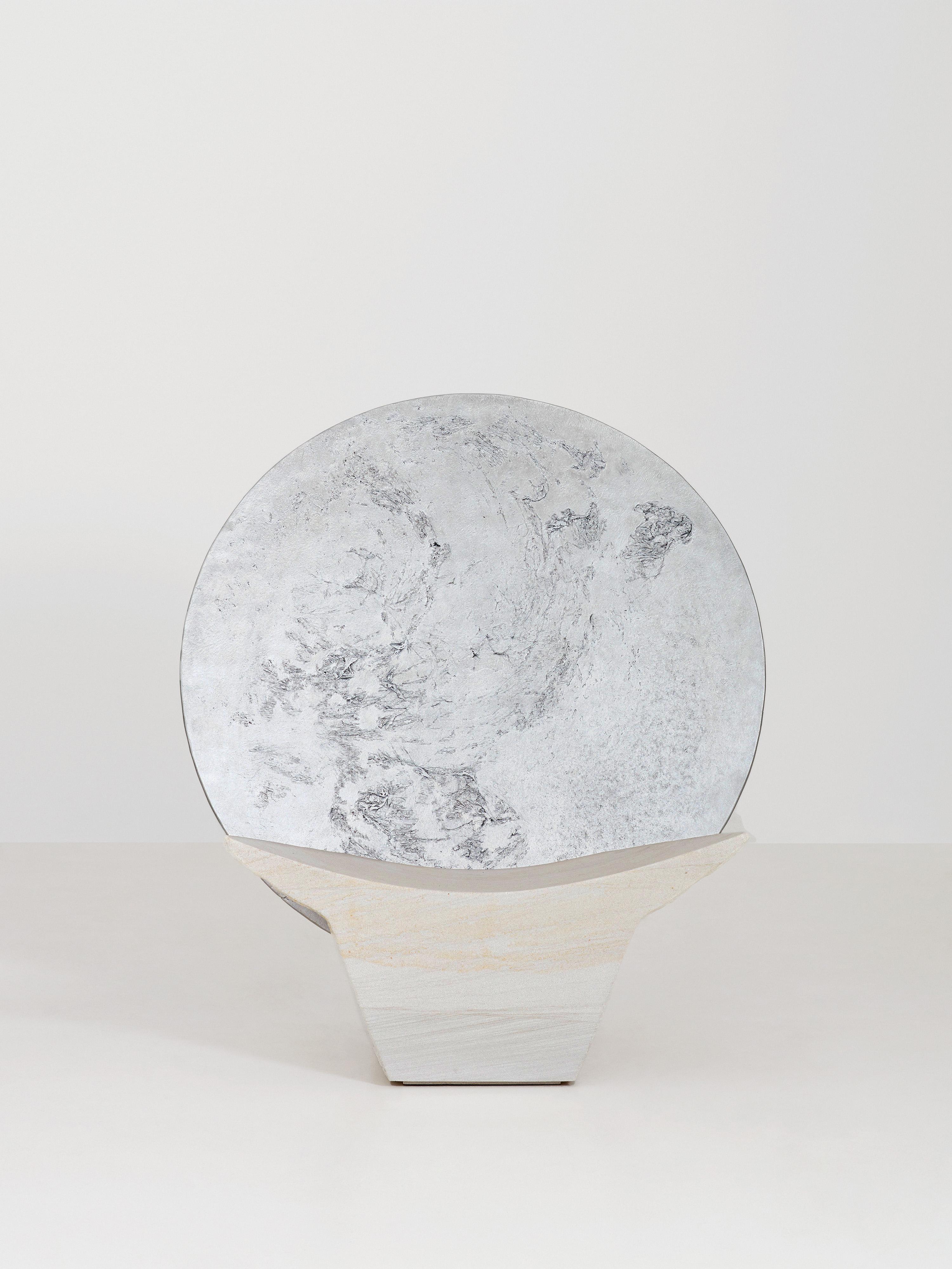 Sedia Contemplation Point in edizione limitata in alluminio e pietra arenaria di Jesse Ede
Edizione limitata di 7 pezzi + 2AP
Dimensioni: D. 84 x L. 108 x H. 116 cm.
Materiali: Alluminio e pietra arenaria. 

Un luogo dove sedersi, osservare e