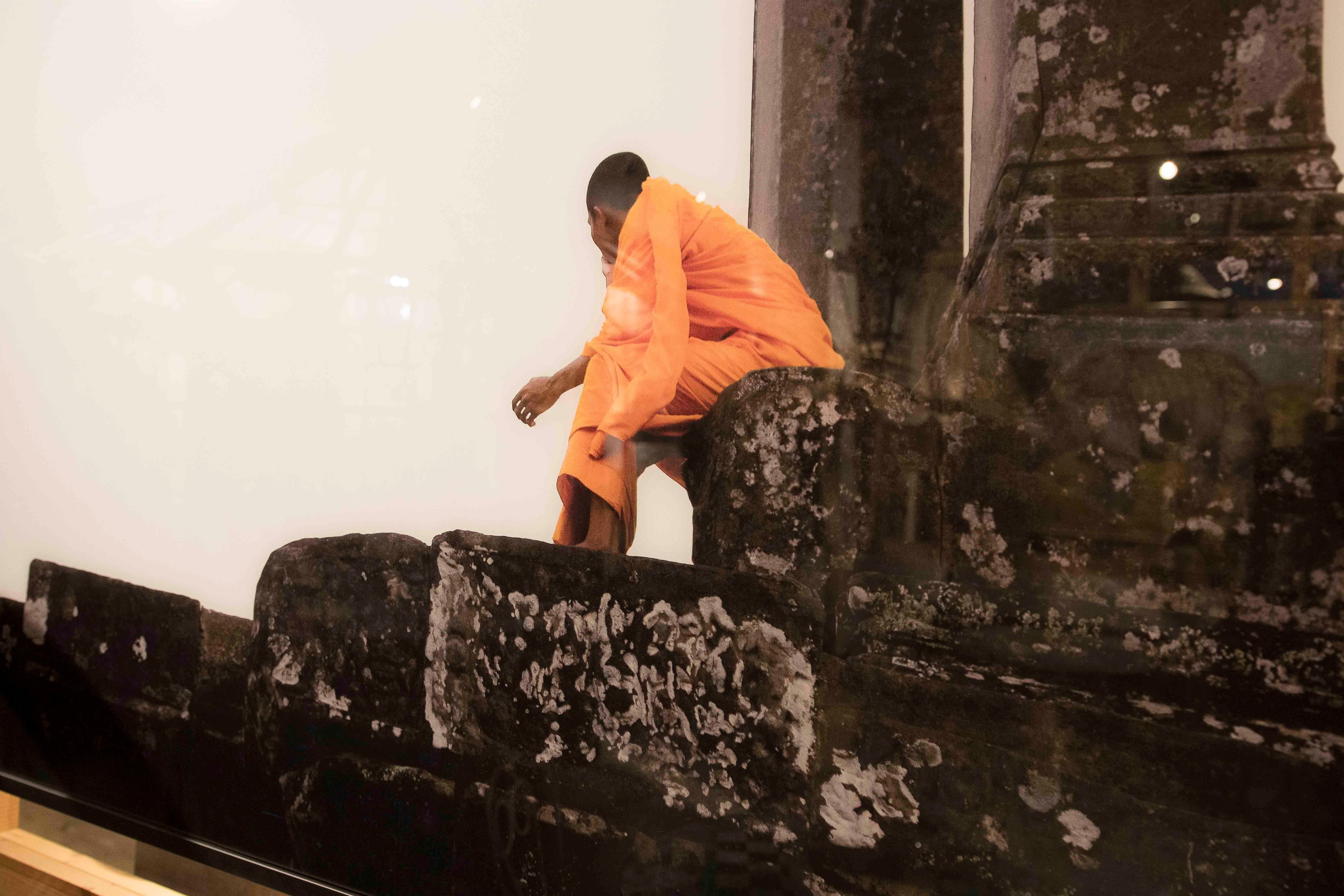 Photographie contemporaine d'un moine dans un temple ancien en vente 4