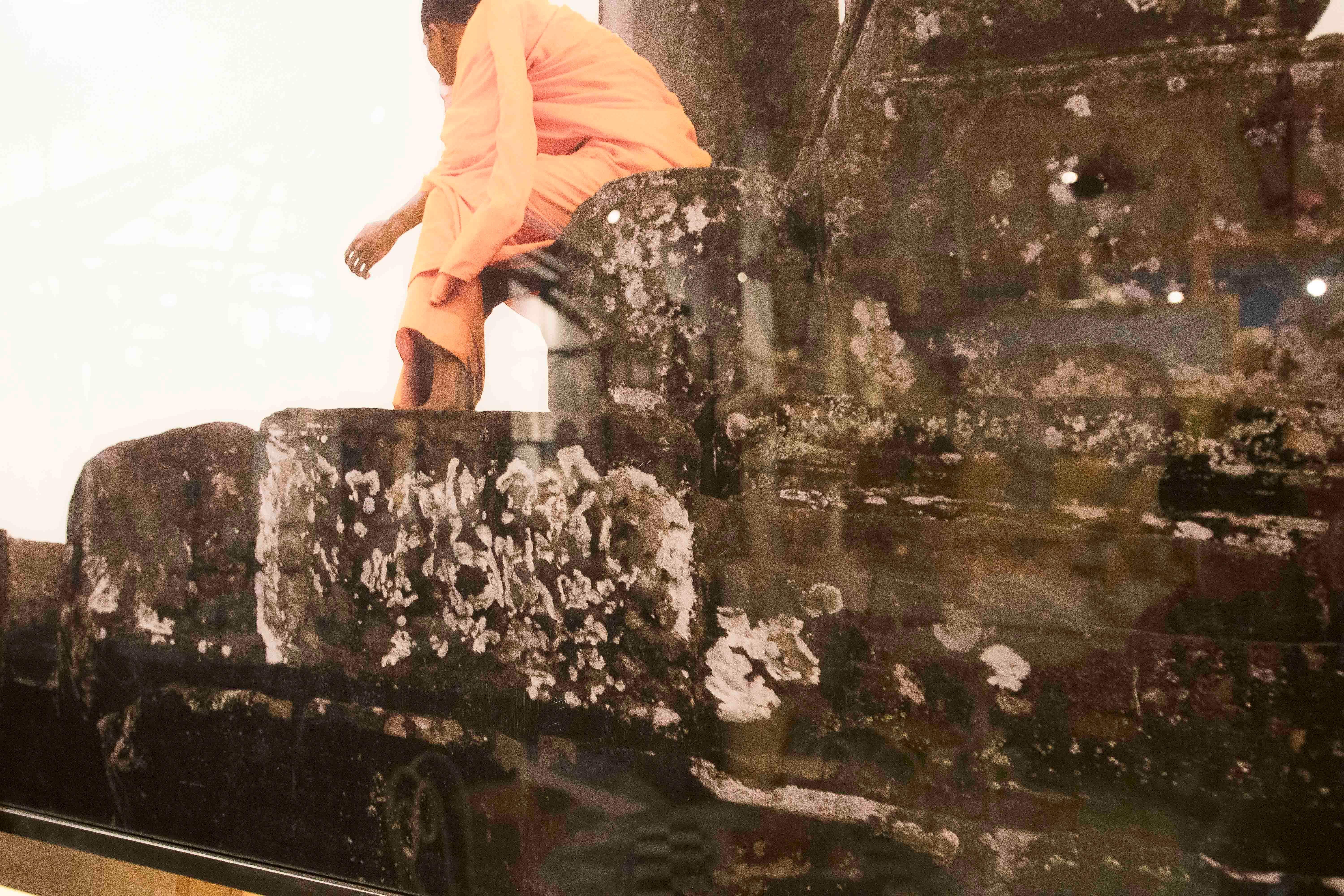 Photographie contemporaine d'un moine dans un temple ancien en vente 5