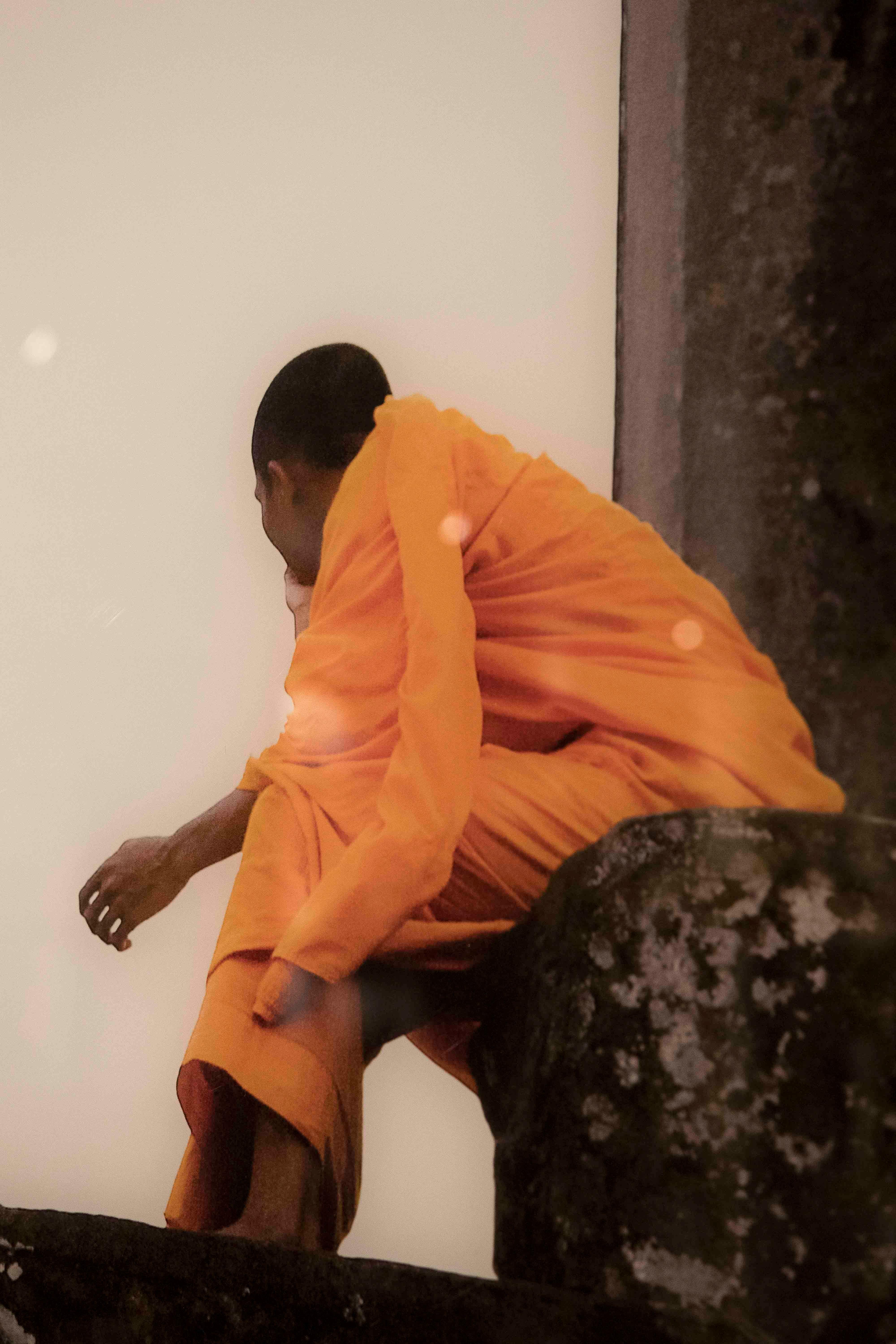 Photographie contemporaine d'un moine dans un temple ancien en vente 6