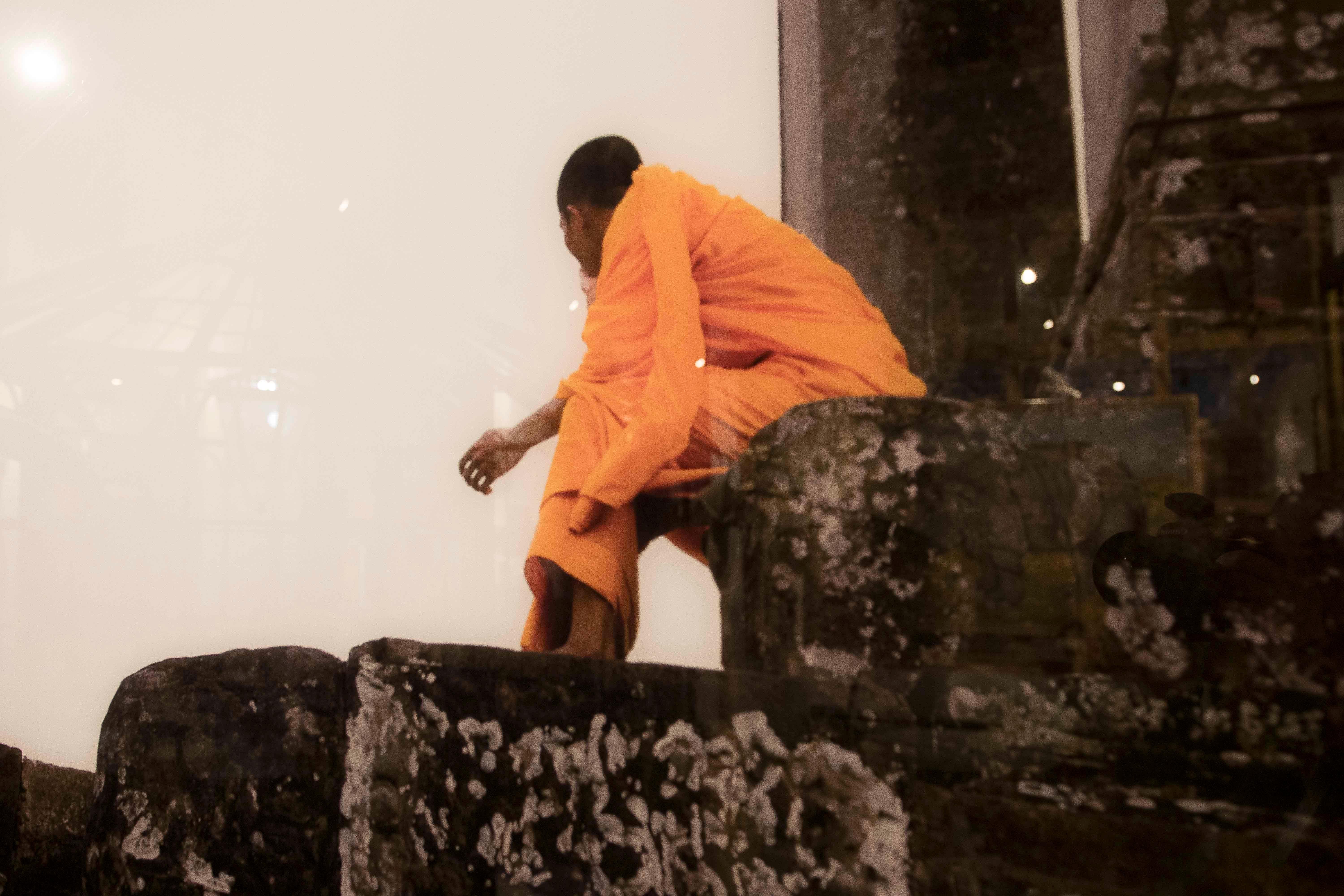Photographie contemporaine d'un moine dans un temple ancien Bon état - En vente à Marbella, ES