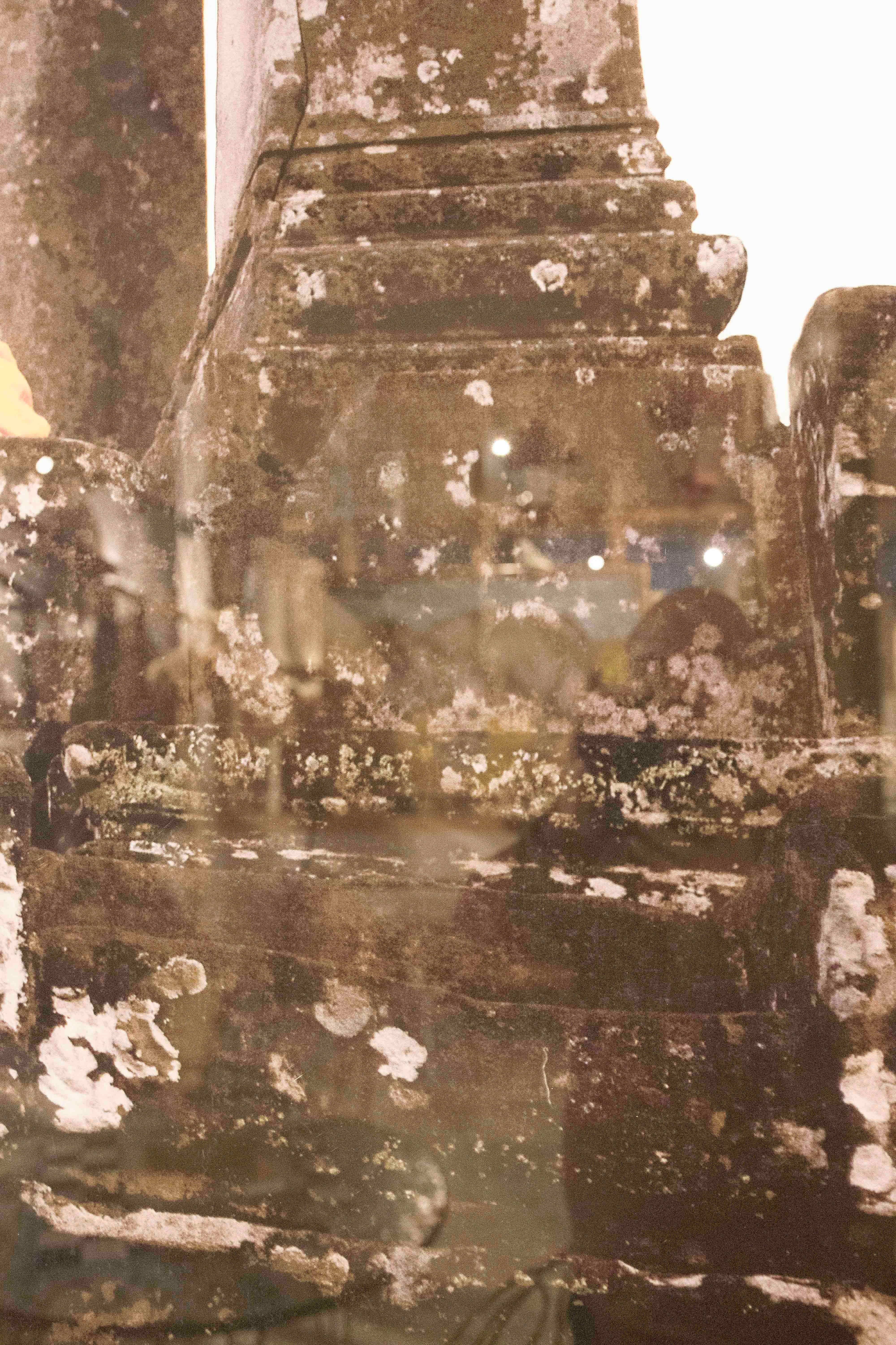Résine Photographie contemporaine d'un moine dans un temple ancien en vente