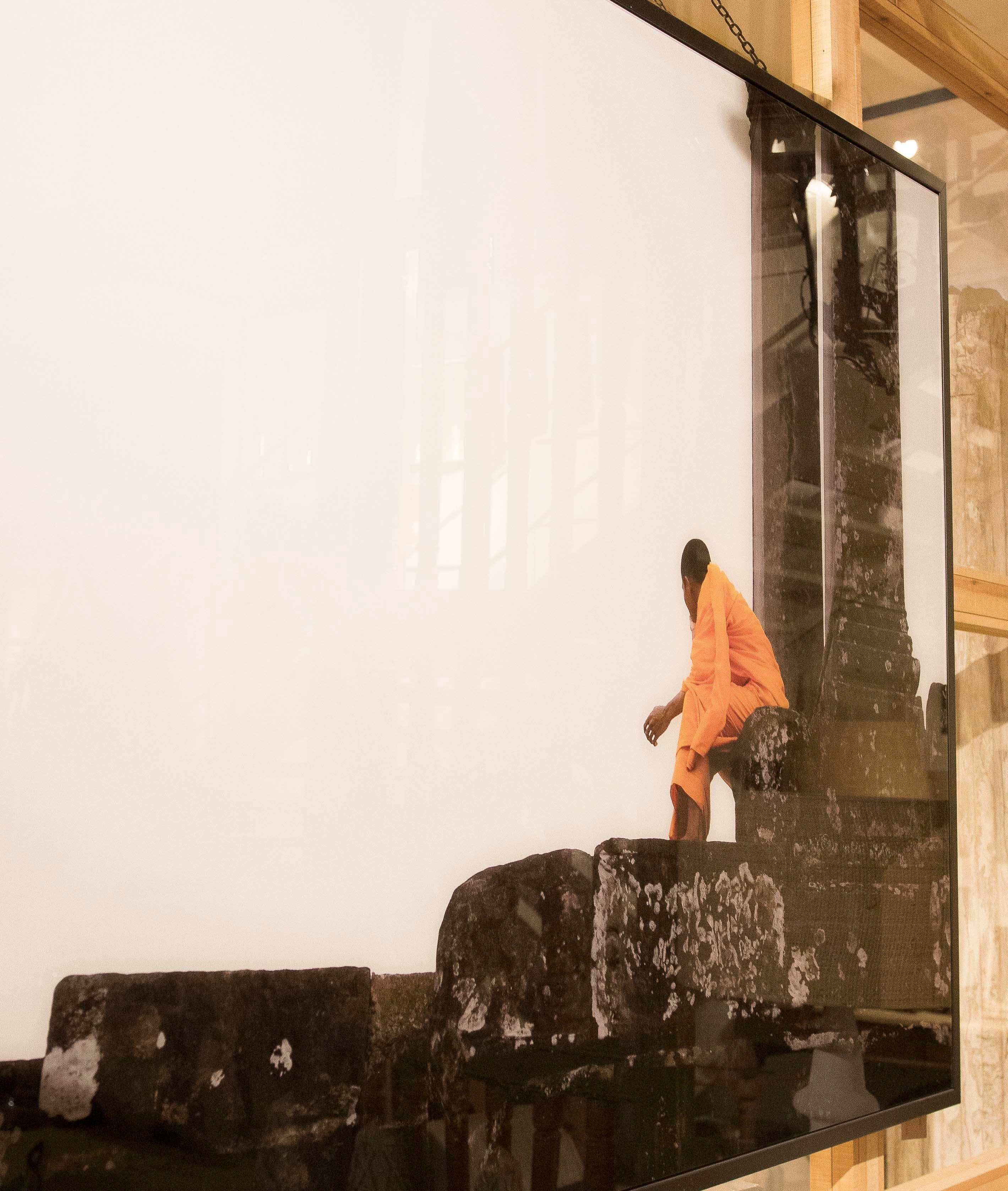 Photographie contemporaine d'un moine dans un temple ancien en vente 3