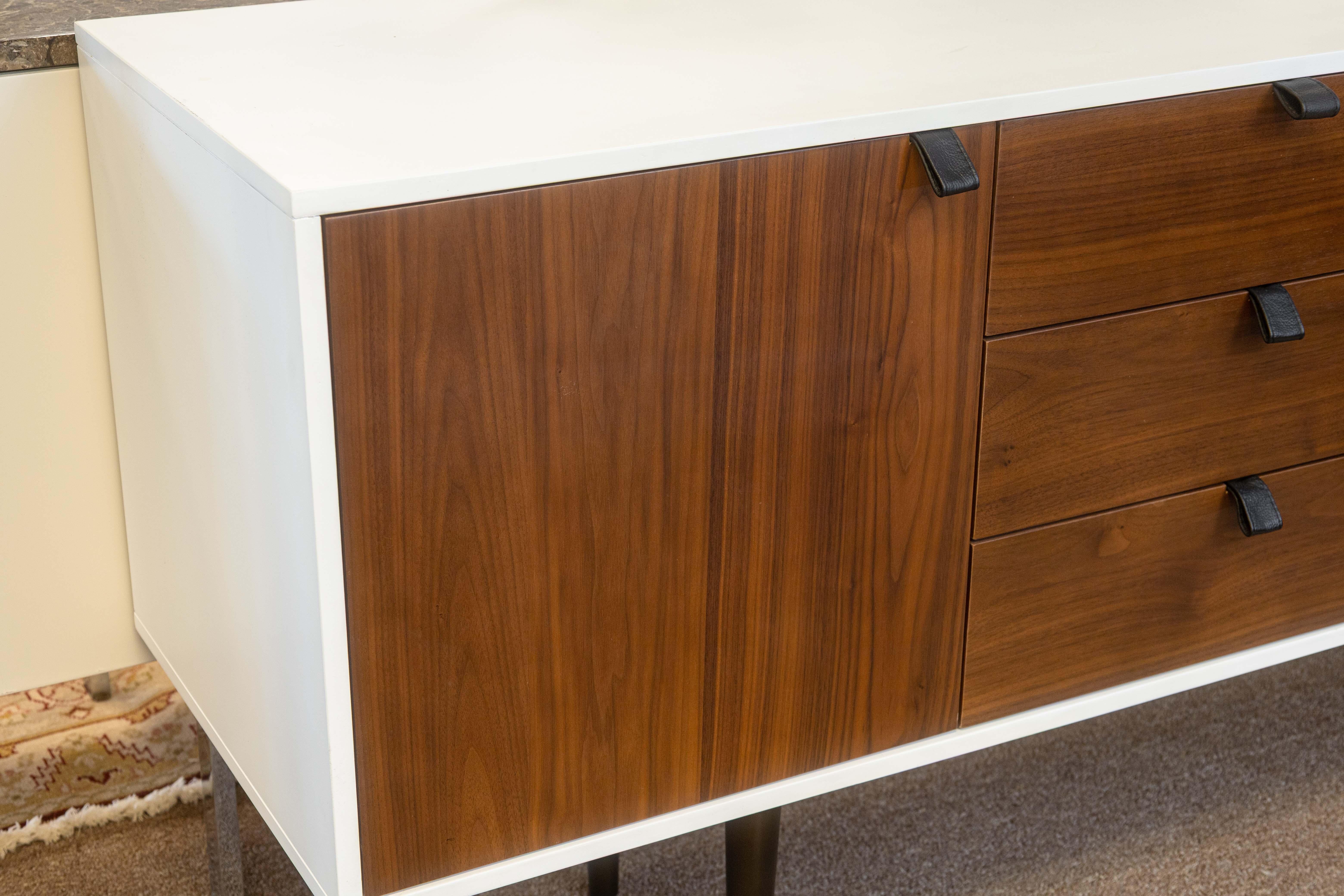 Moderno Credenza moderna e contemporanea impiallacciata in bianco e noce con maniglie in pelle in vendita