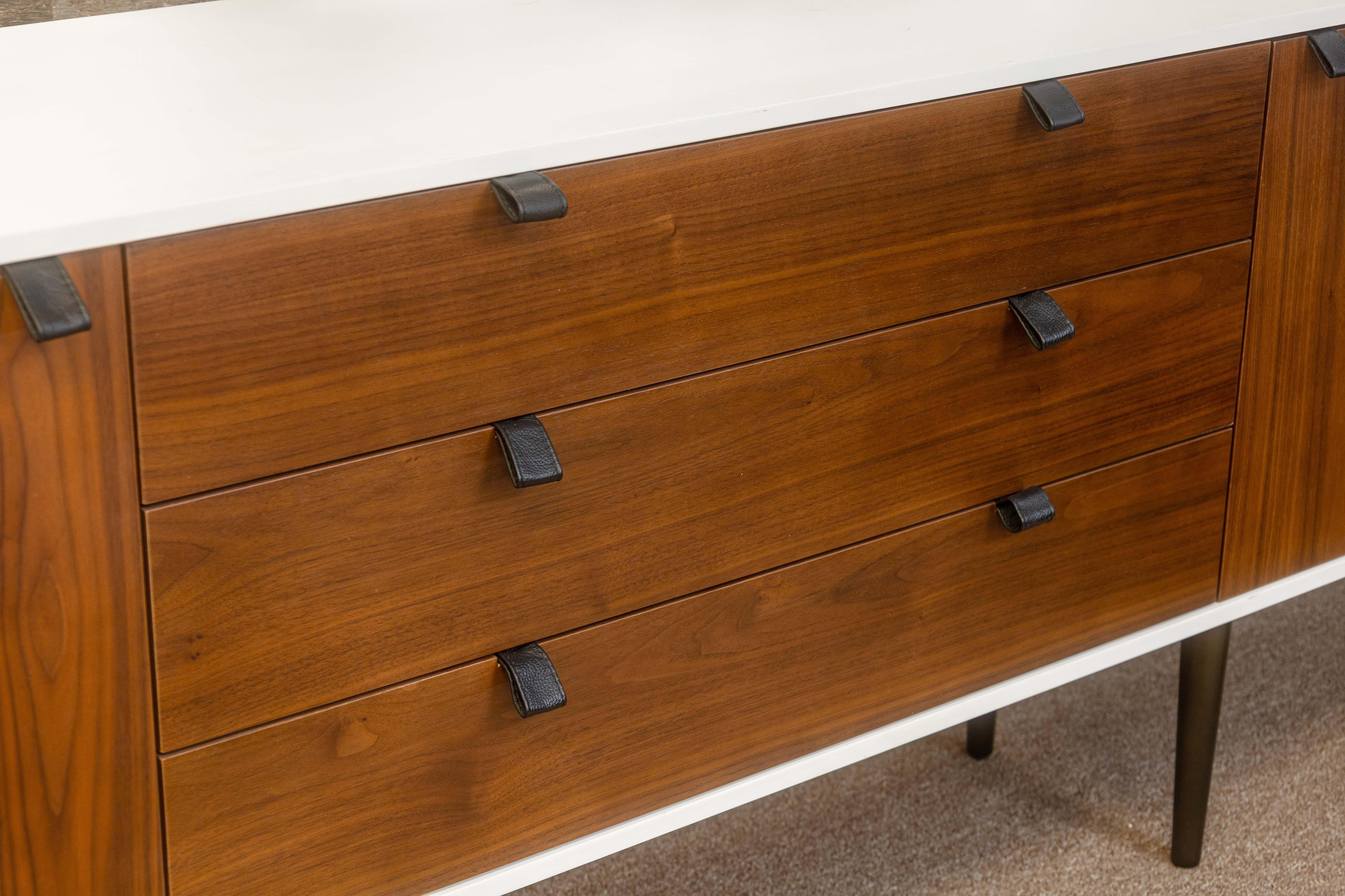Sconosciuto Credenza moderna e contemporanea impiallacciata in bianco e noce con maniglie in pelle in vendita