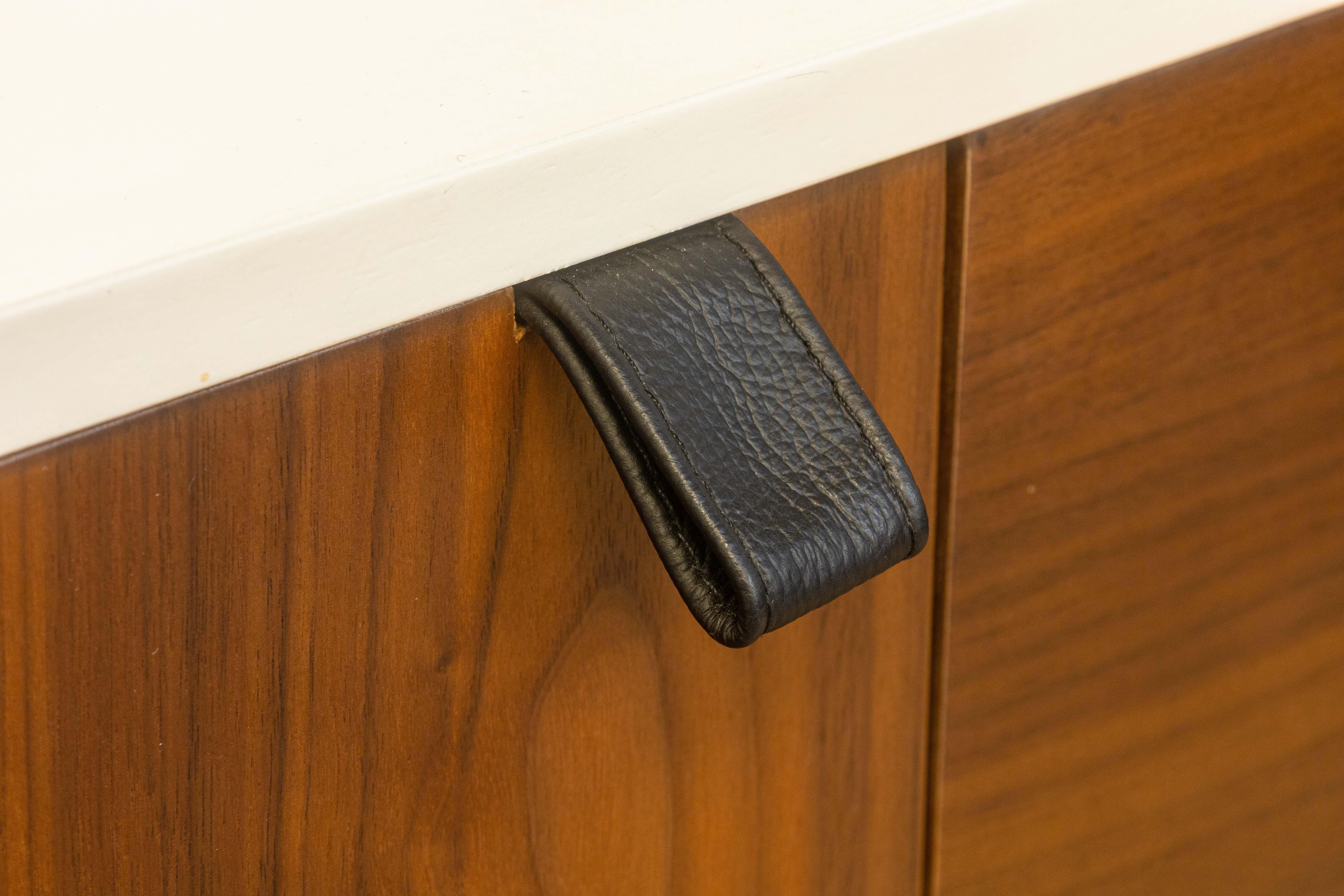 Credenza moderna e contemporanea impiallacciata in bianco e noce con maniglie in pelle In condizioni buone in vendita a Keego Harbor, MI
