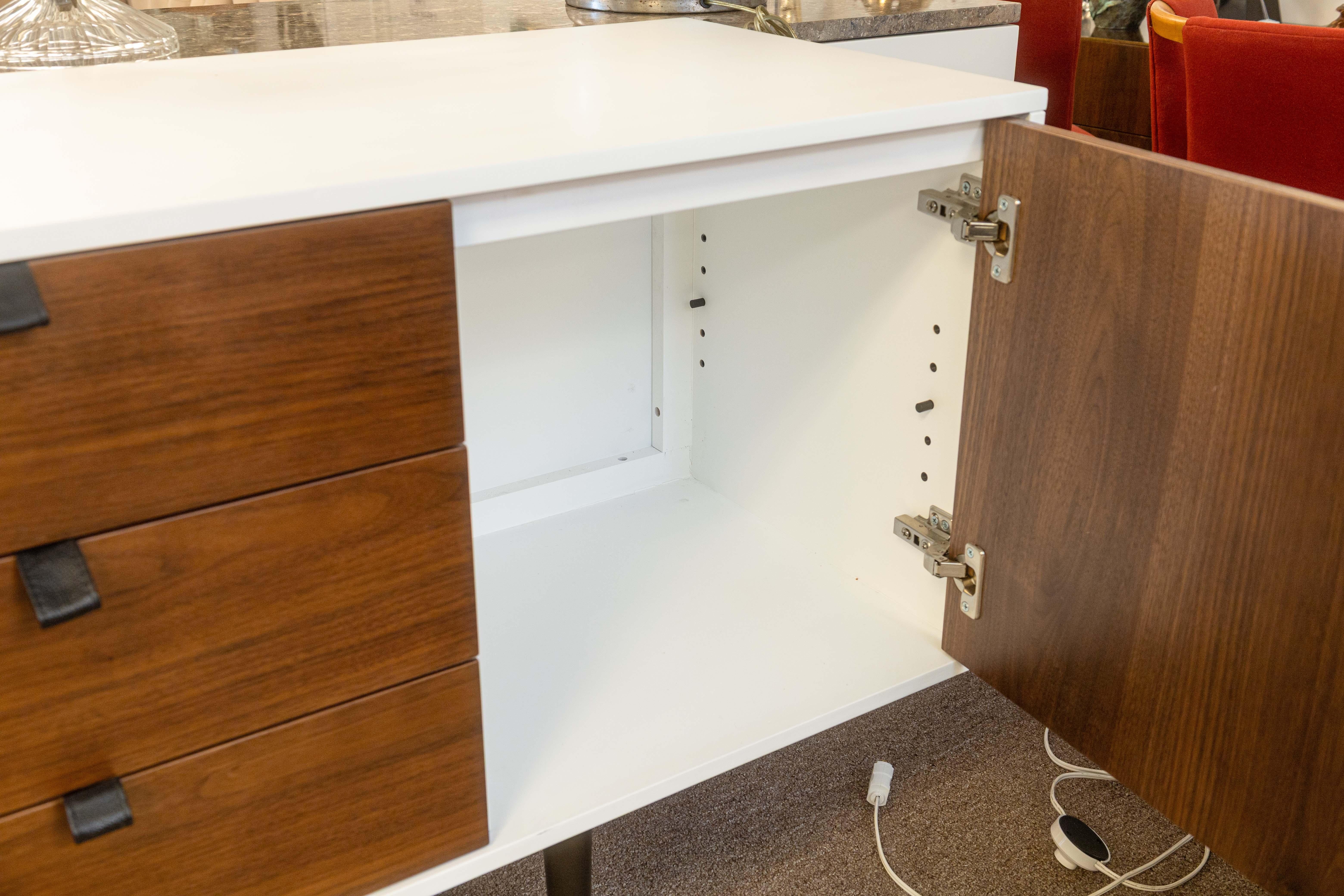 XX secolo Credenza moderna e contemporanea impiallacciata in bianco e noce con maniglie in pelle in vendita