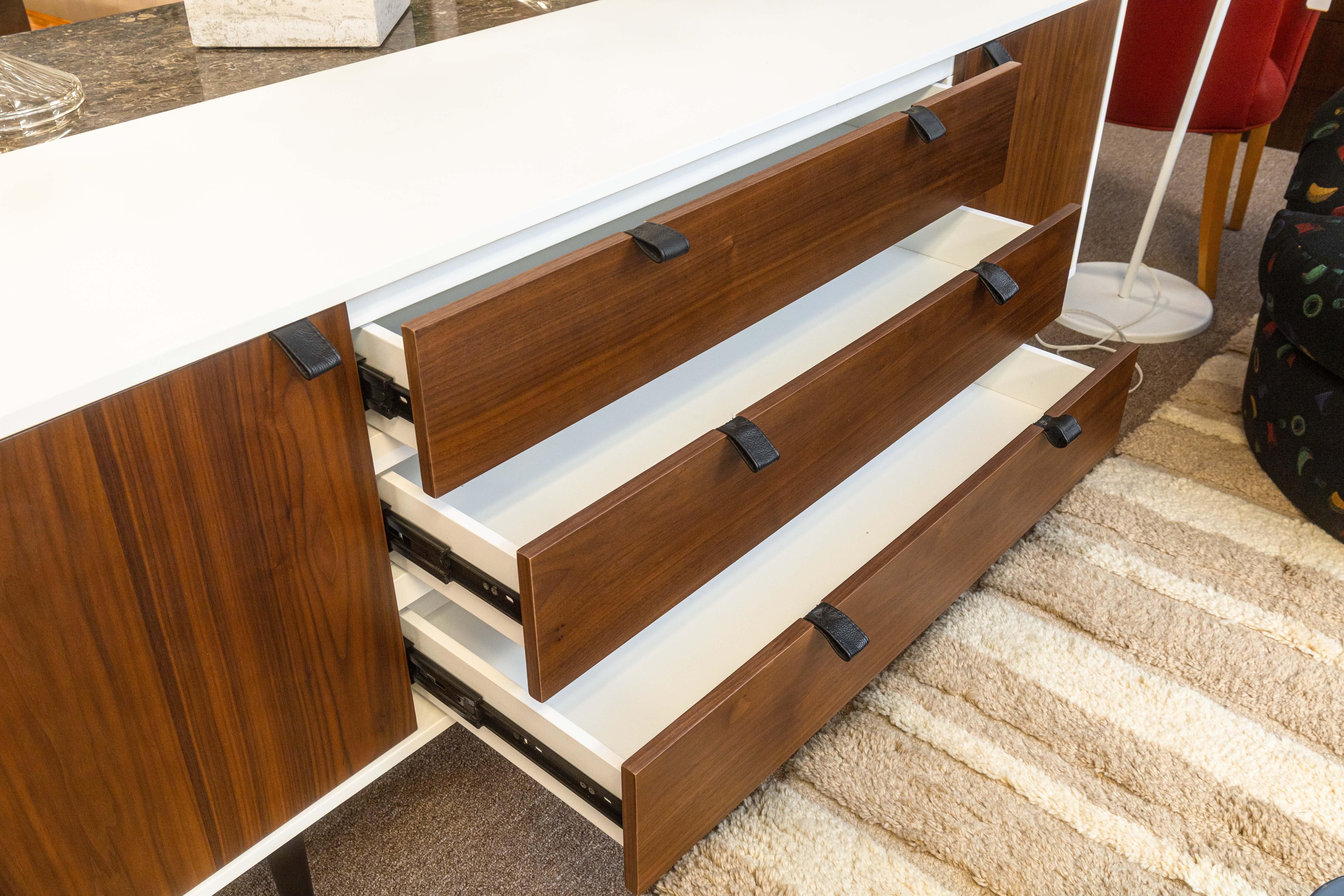 Metallo Credenza moderna e contemporanea impiallacciata in bianco e noce con maniglie in pelle in vendita