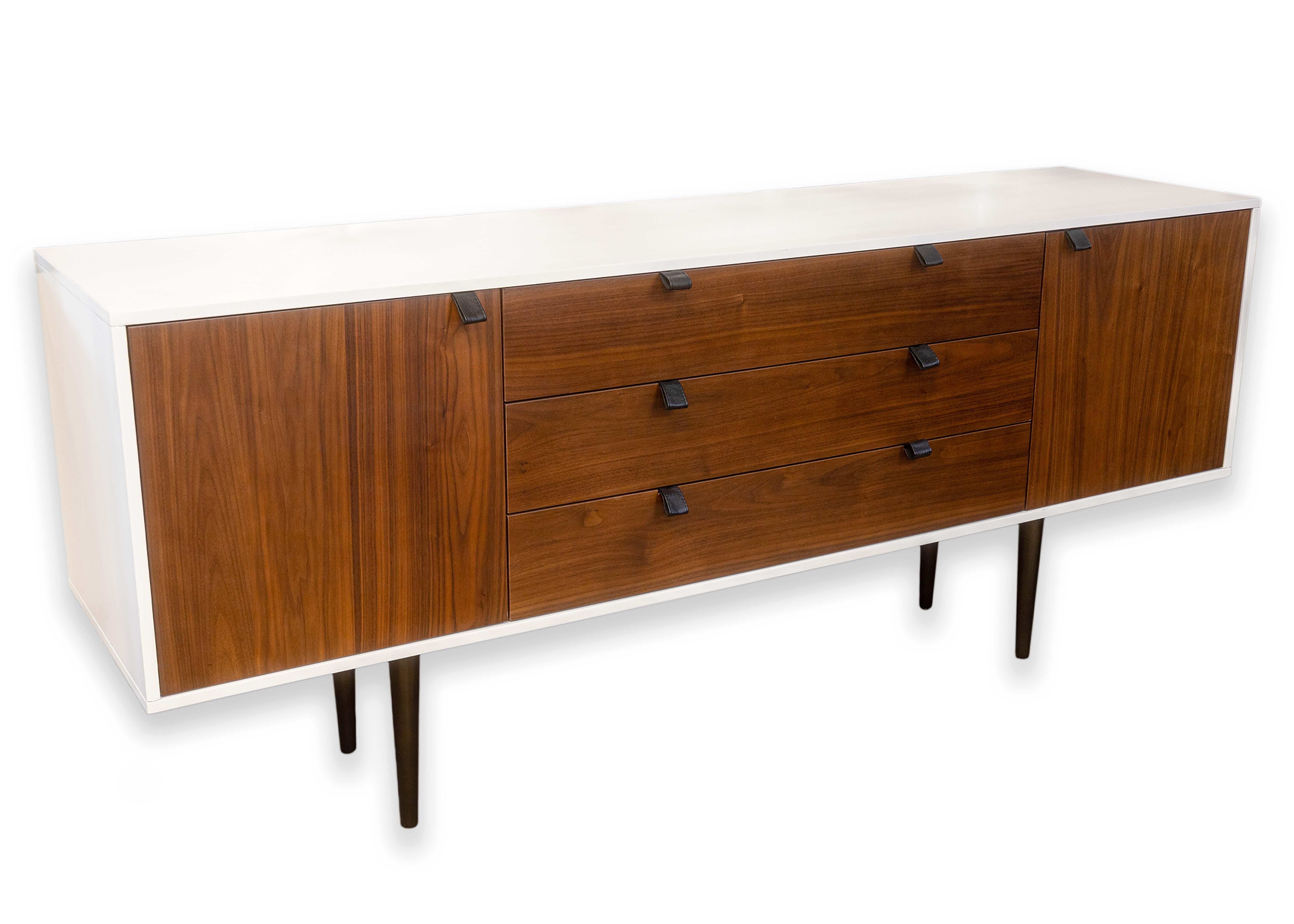 Credenza moderna e contemporanea impiallacciata in bianco e noce con maniglie in pelle in vendita 1