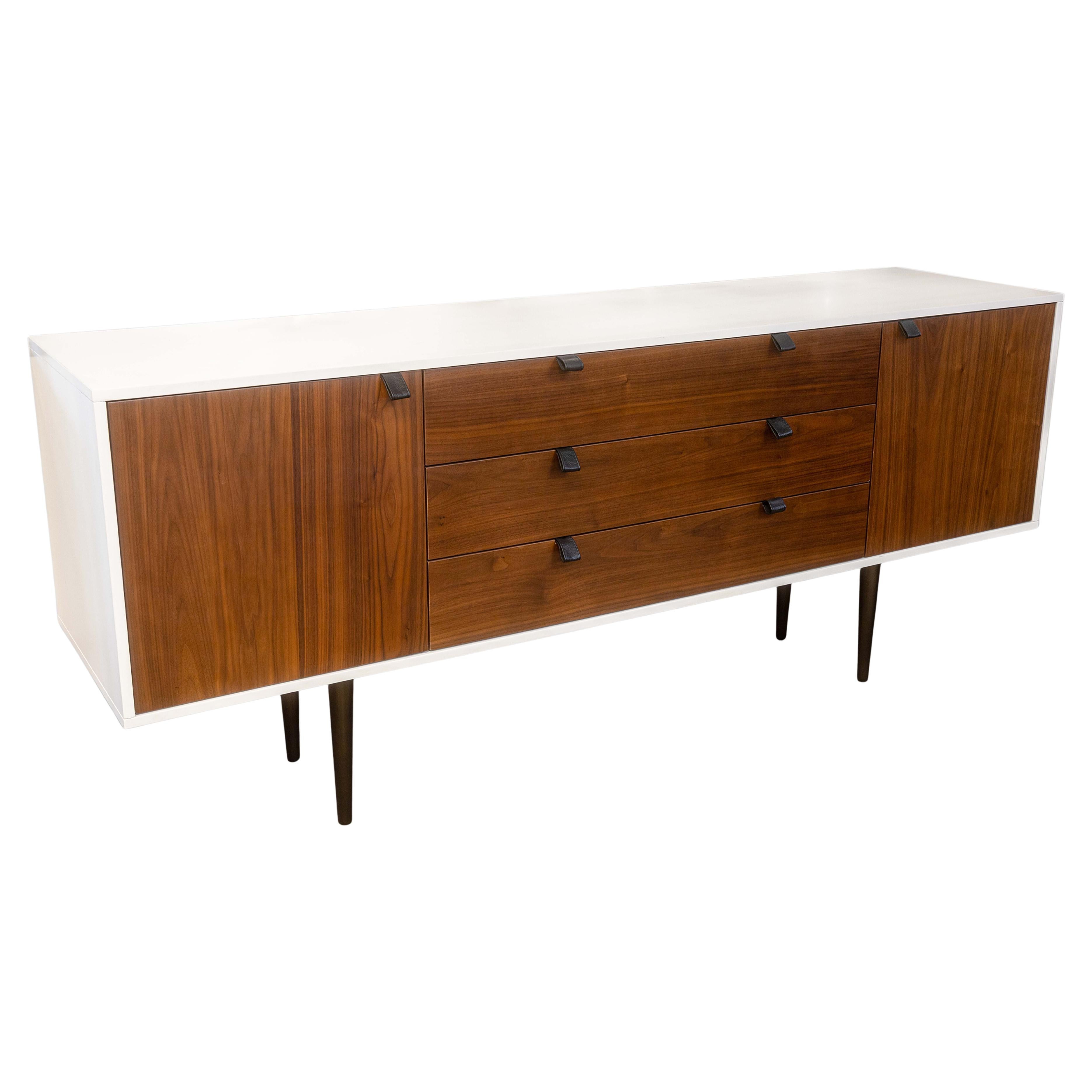 Credenza moderna e contemporanea impiallacciata in bianco e noce con maniglie in pelle in vendita
