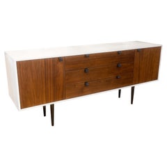 Credenza moderna e contemporanea impiallacciata in bianco e noce con maniglie in pelle